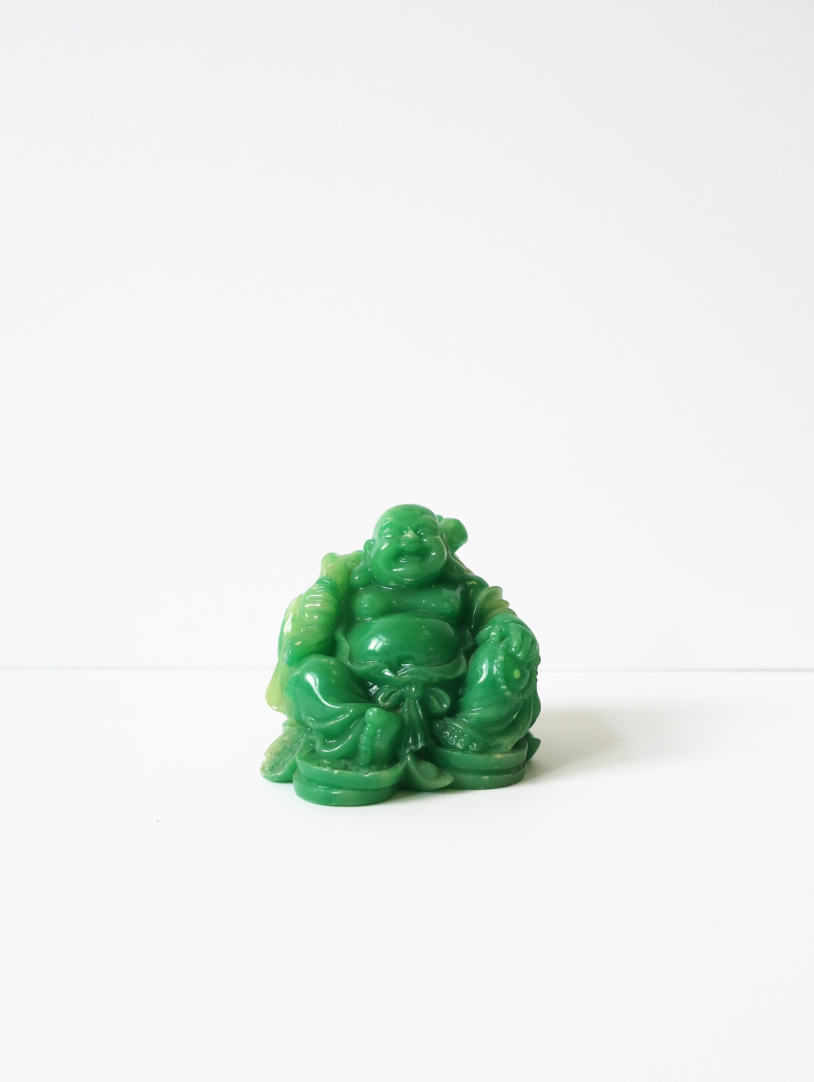 Buddha seduto in resina verde giada, in stile Chinoiserie, risalente alla metà o alla fine del XX secolo. Dimensioni: 4