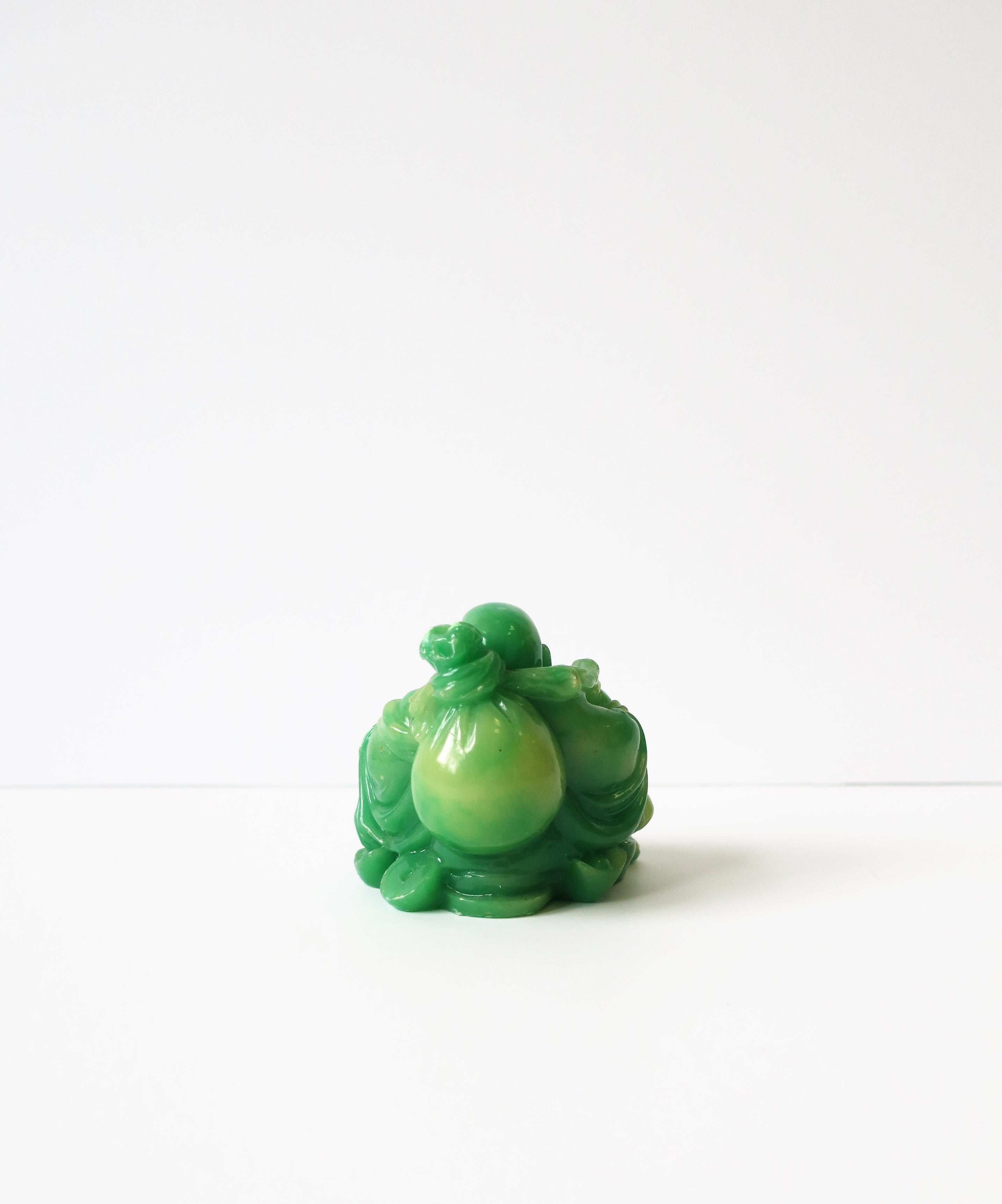 Sculpture de Bouddha assis en résine verte de jade en vente 1