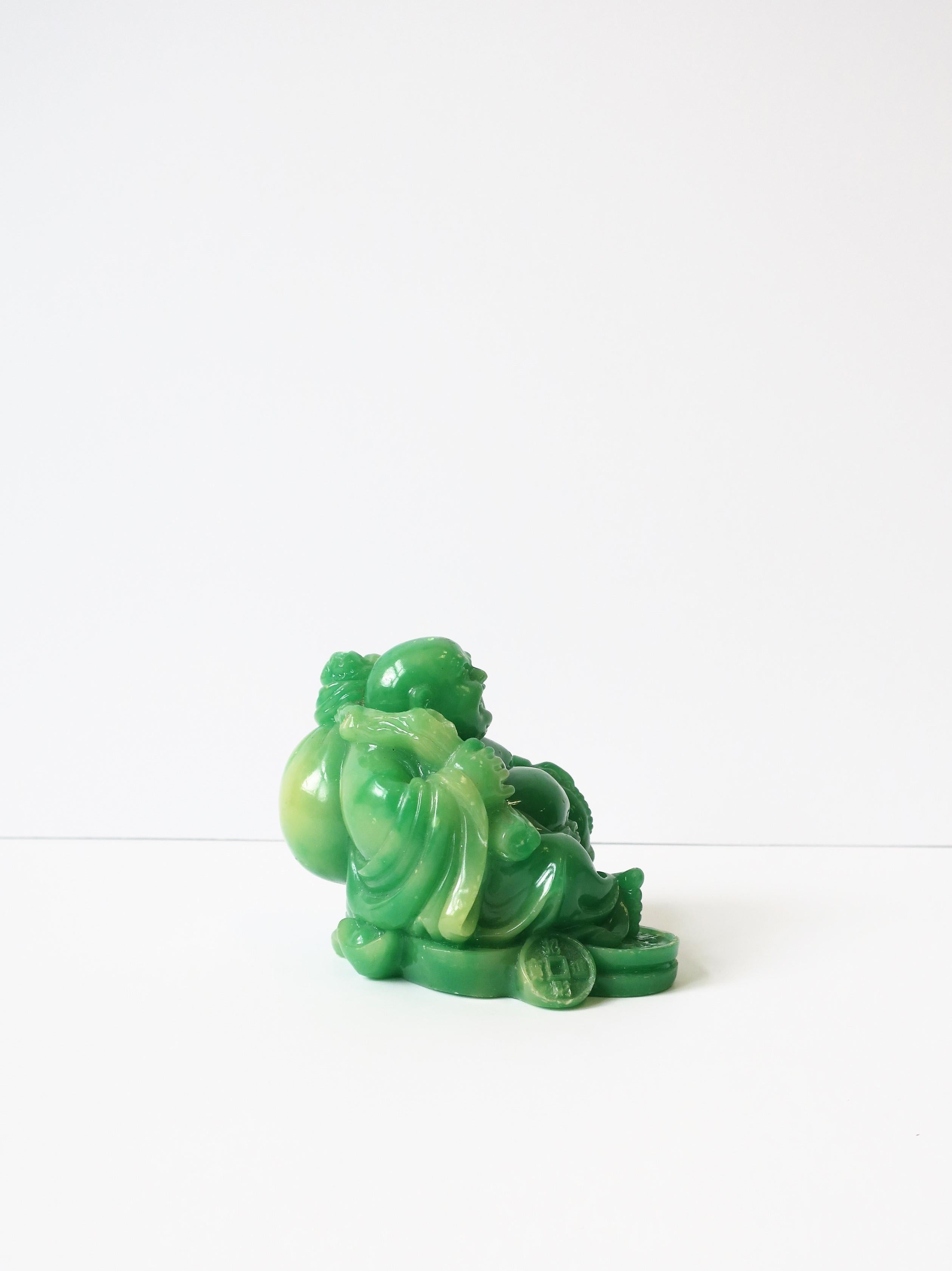 Sculpture de Bouddha assis en résine verte de jade en vente 2