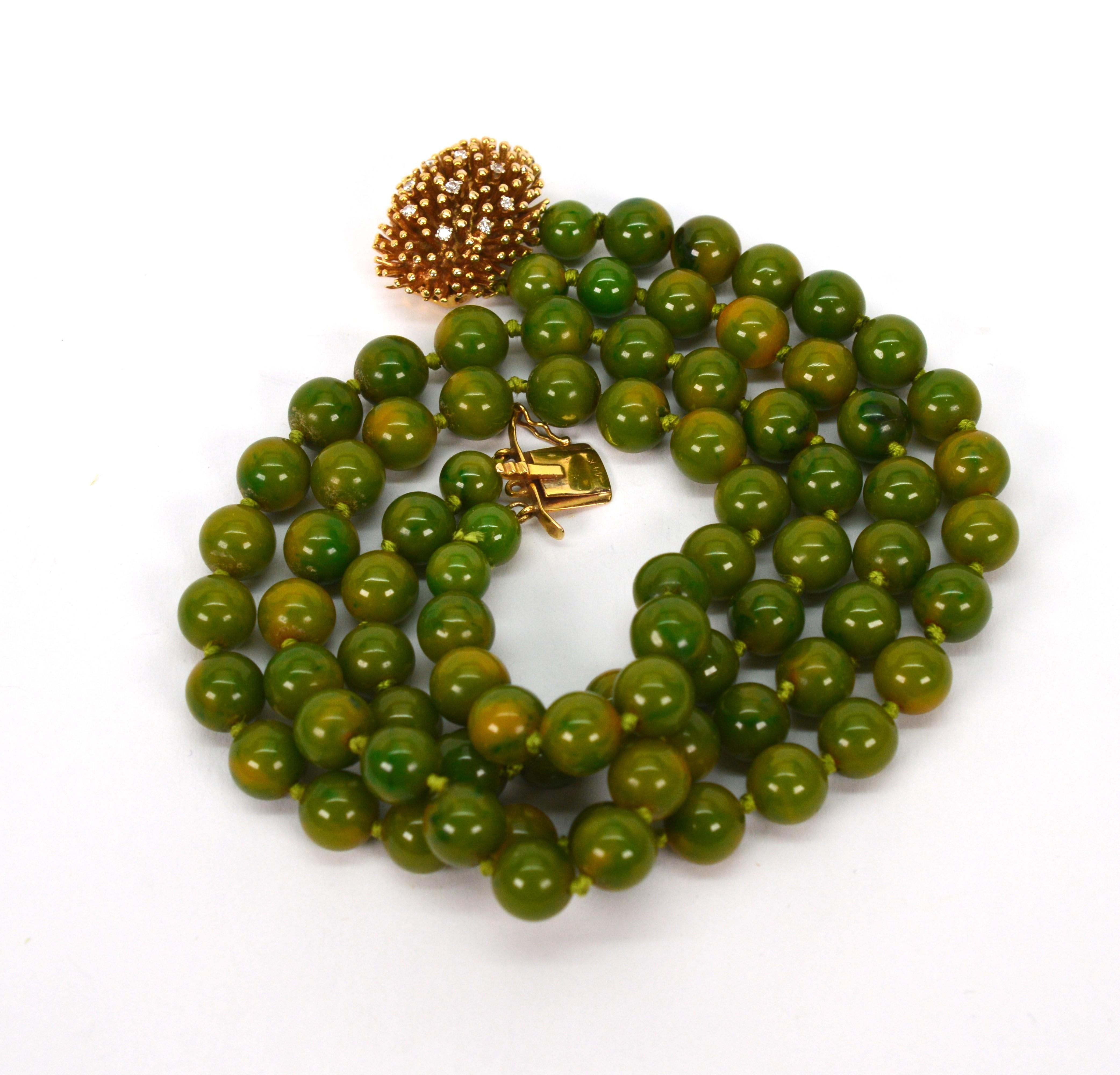 Vintage Jade Necklace w Decorative Diamond 14 Karat Yellow Gold Porcupine Clasp For Sale 1