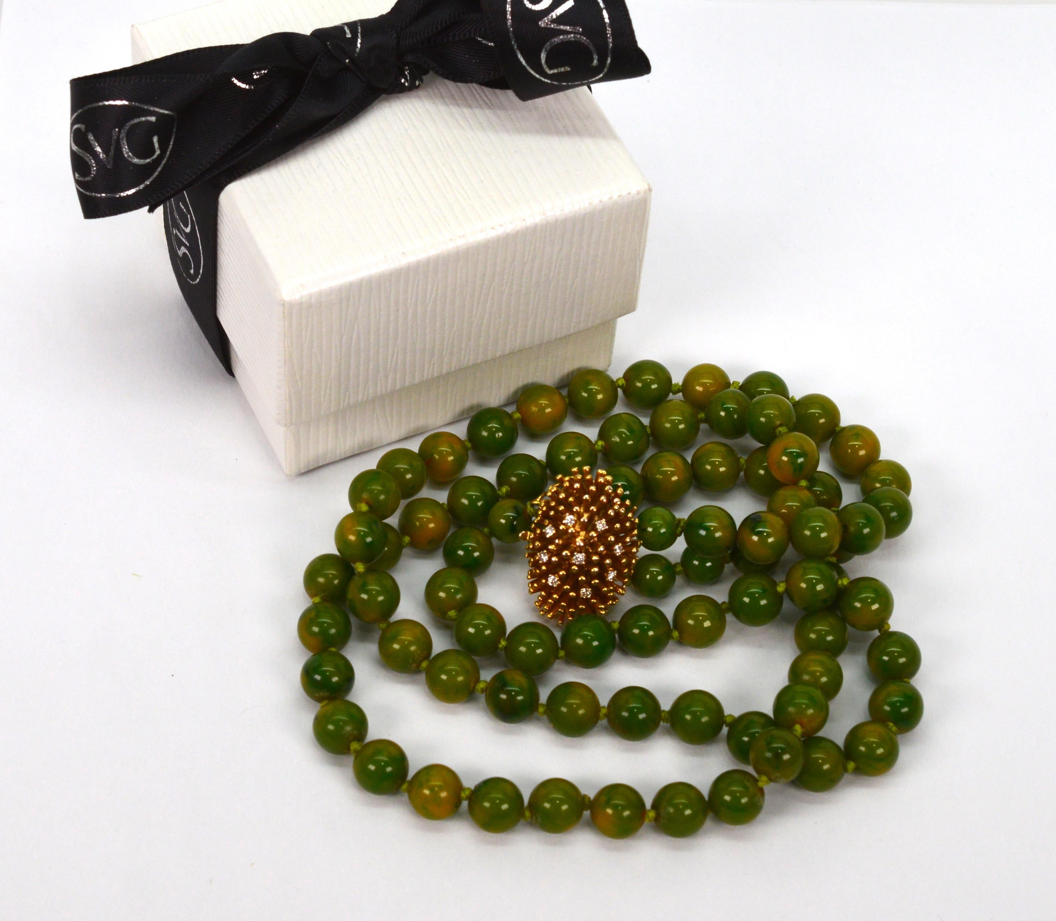 Vintage Jade Necklace w Decorative Diamond 14 Karat Yellow Gold Porcupine Clasp For Sale 2