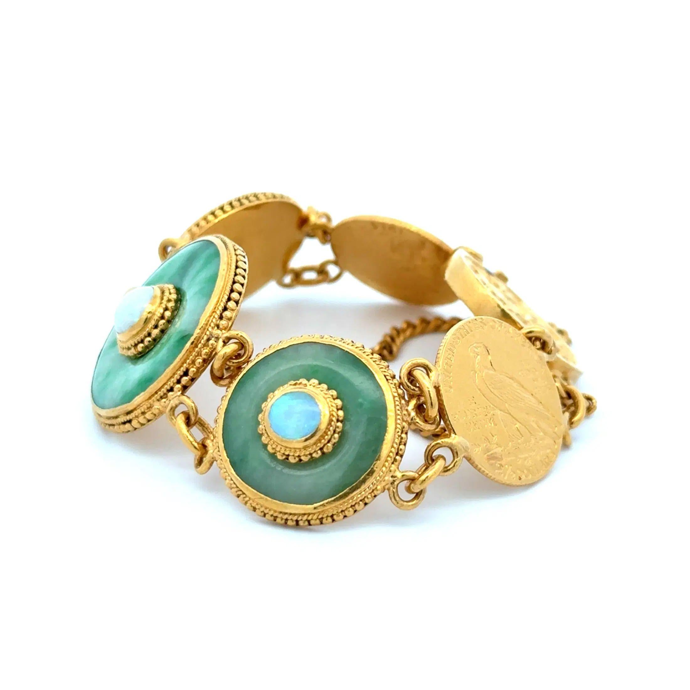 Sencillamente hermoso Brazalete vintage de jade, ópalo y oro con estaciones de monedas de cabeza india. Con 3 estaciones de jade artesanal con ópalo incrustado y 2 estaciones de monedas de oro con cabeza de indio. Sujeta con un cierre artesanal de