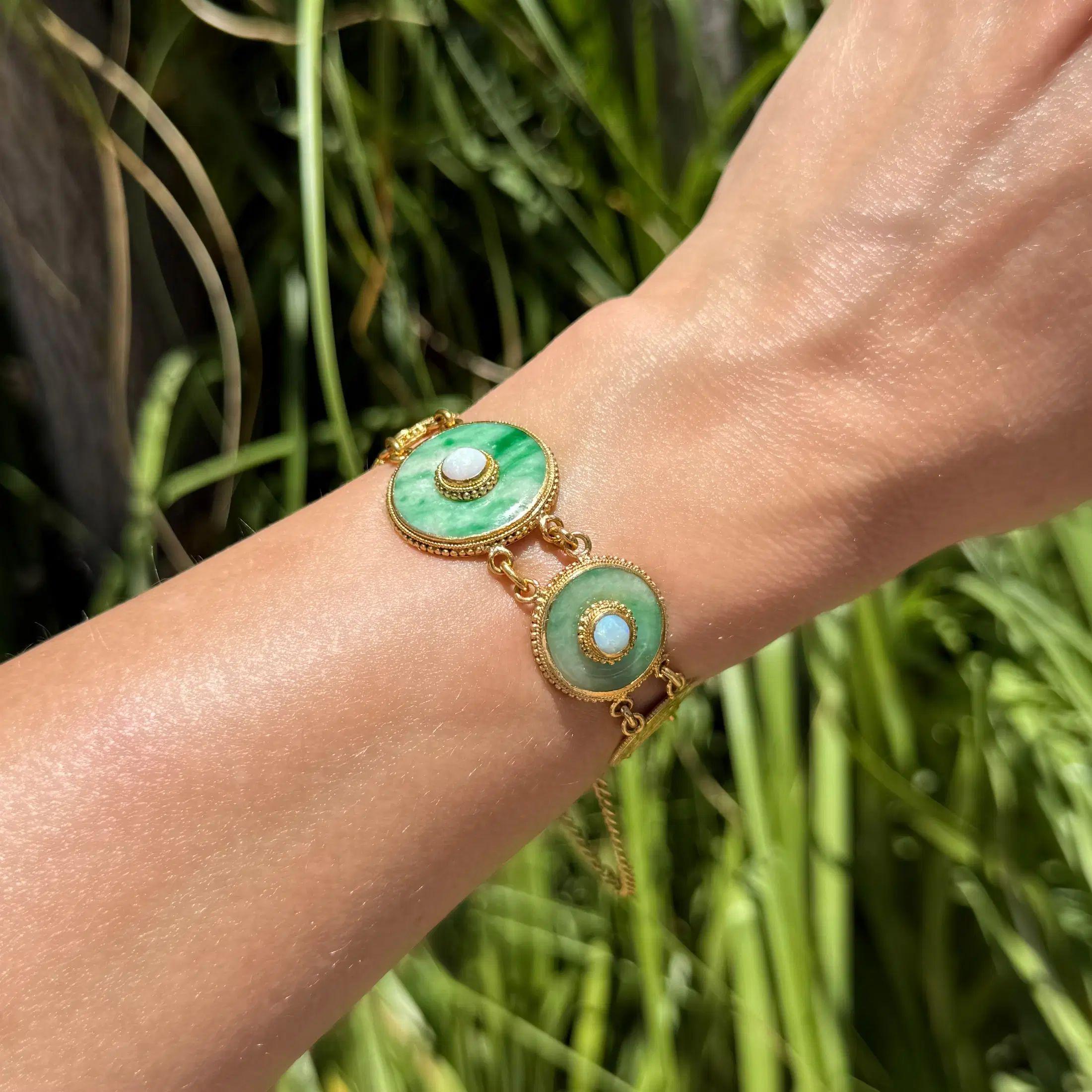 Pulsera vintage de jade, ópalo y oro con cabeza de indio Modernista en venta