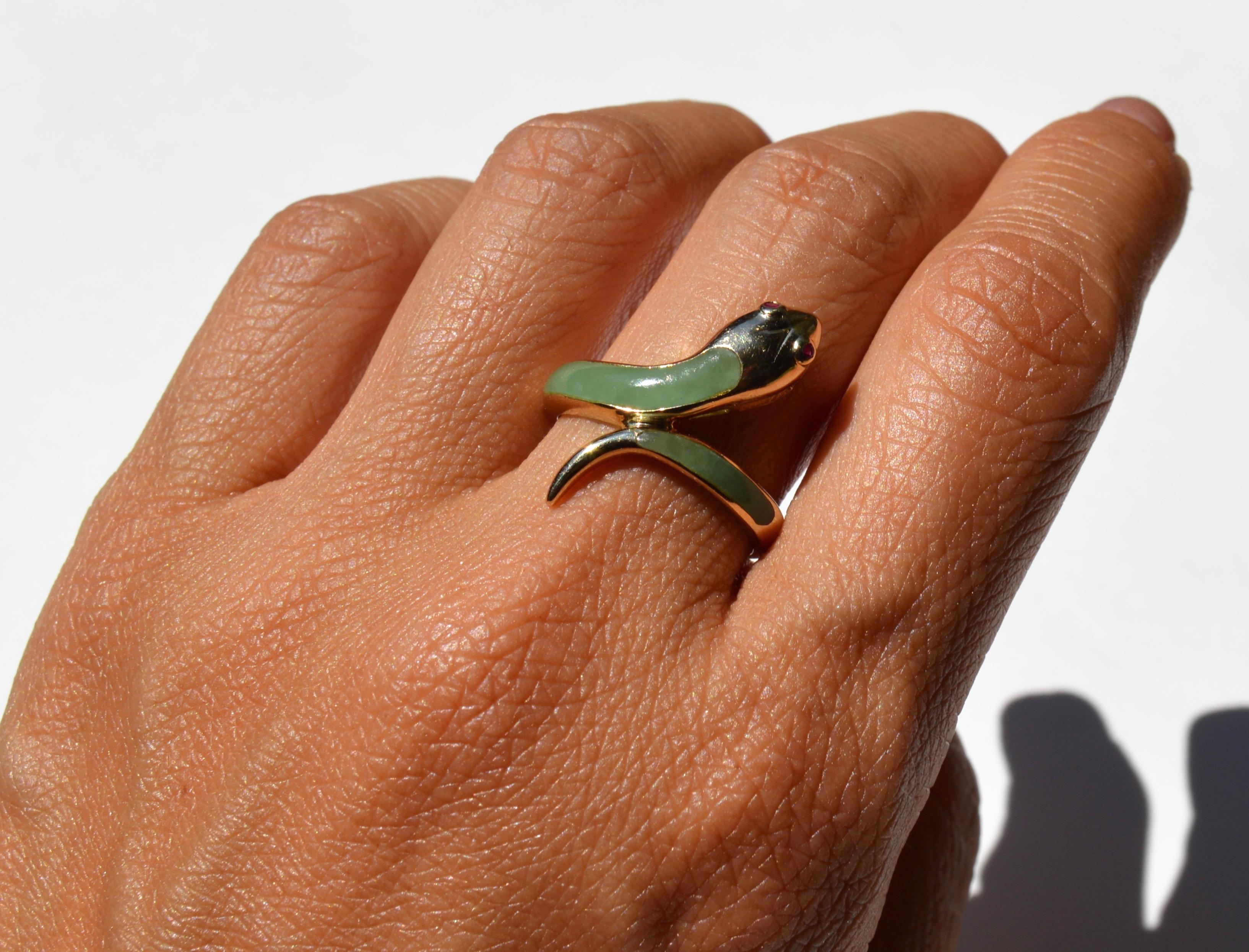 Vintage Jade Ruby 10 Karat Gold Snake Cocktail Ring In Good Condition In Crownsville, MD