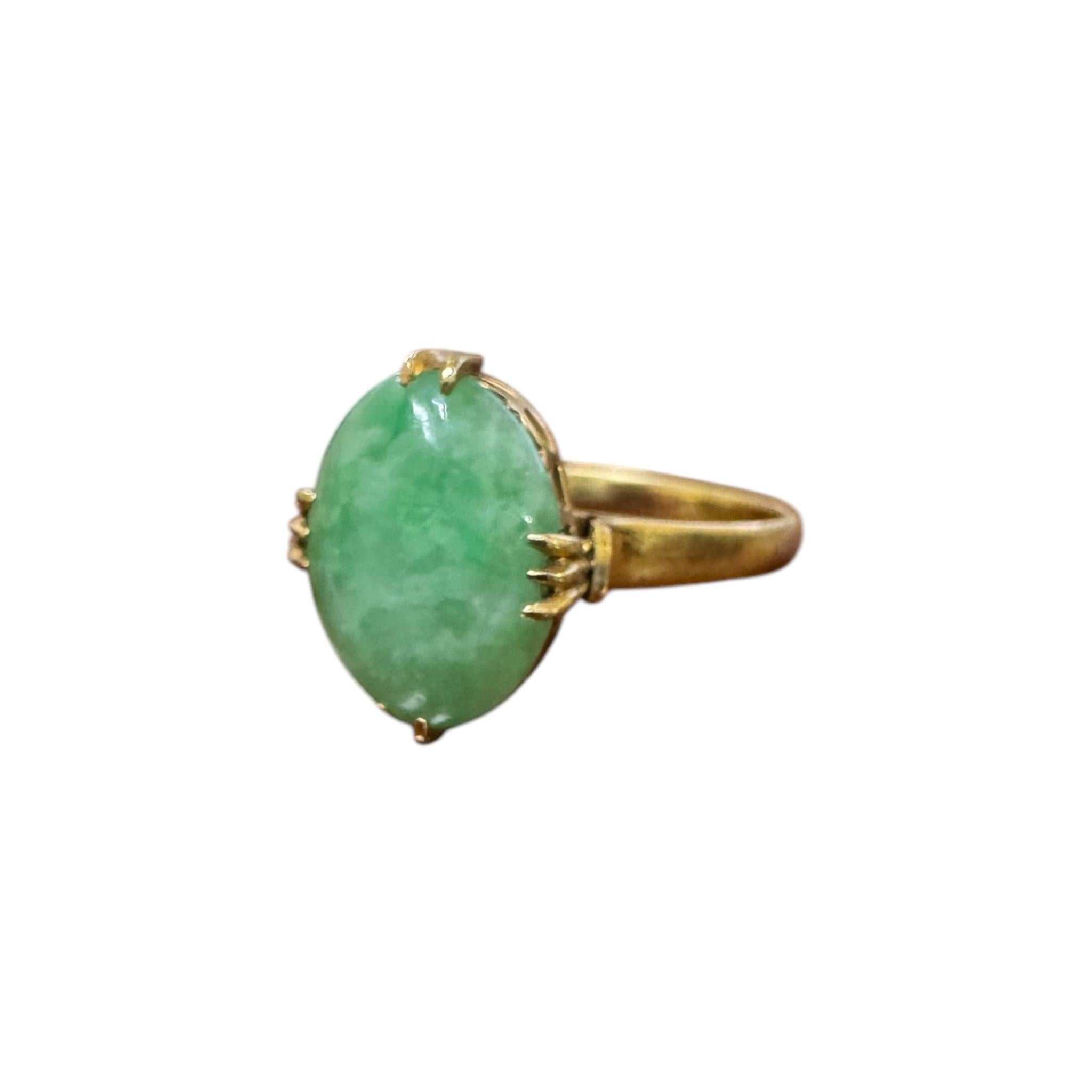 Vintage Jade Solitaire Ring 18K Yellow Gold In Excellent Condition In Montgomery, AL
