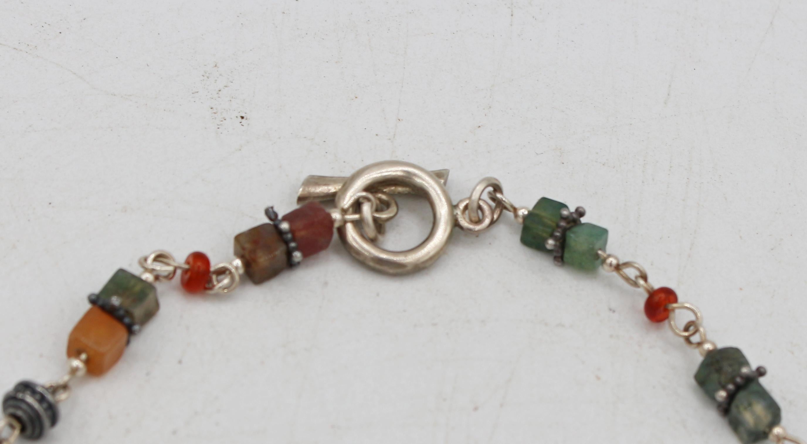 Collier chinois vintage en jade et argent avec pendentif de symboles de bonheur. Chaque maillon est d'une couleur différente de jade, entrecoupé de divers disques en argent. Marqué 925. Fermoir à bascule. 17.25