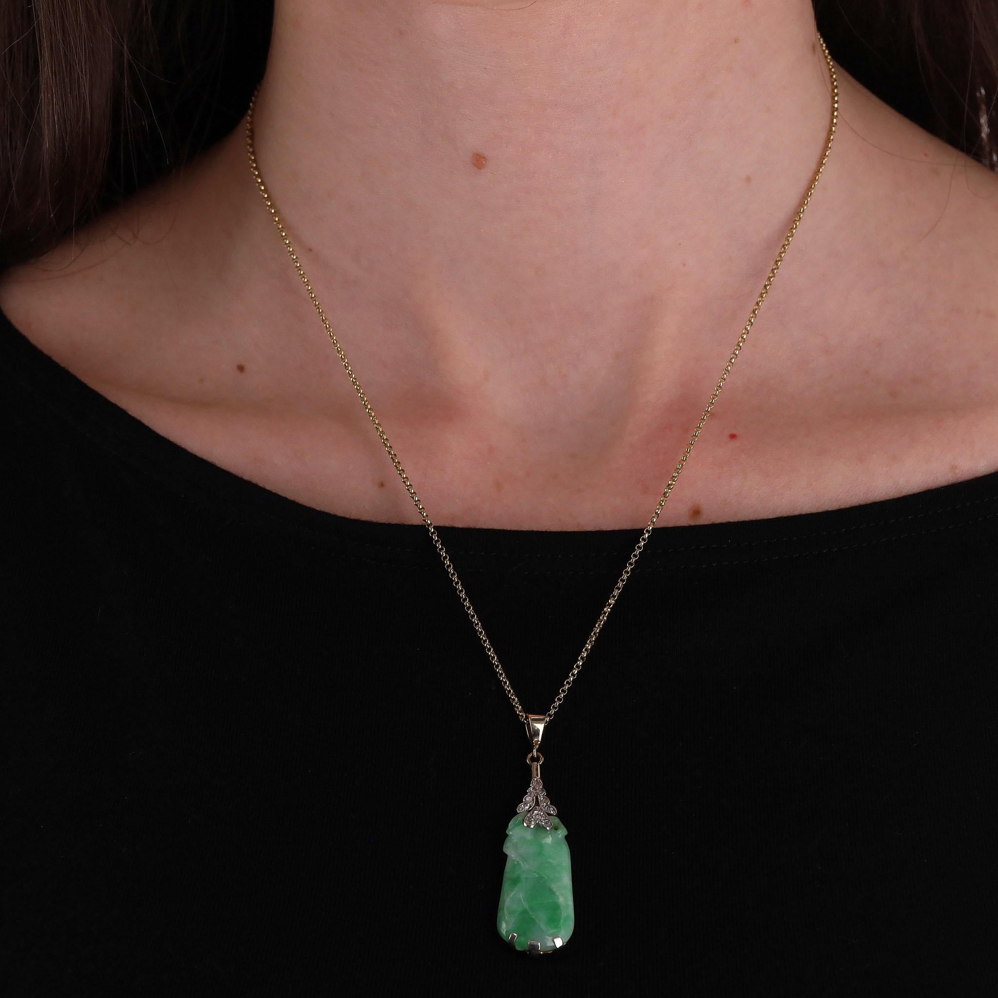 Platin-Anhänger mit Jadeit und Diamant an einer Goldkette


Handgeschnitzter Jadeit-Anhänger in Platinfassung mit zehn weißen Diamanten im Altschliff an der Spitze.


Mit Bügel und Kette aus 15 Karat Gelbgold und Karabinerverschluss.


Preis ca.