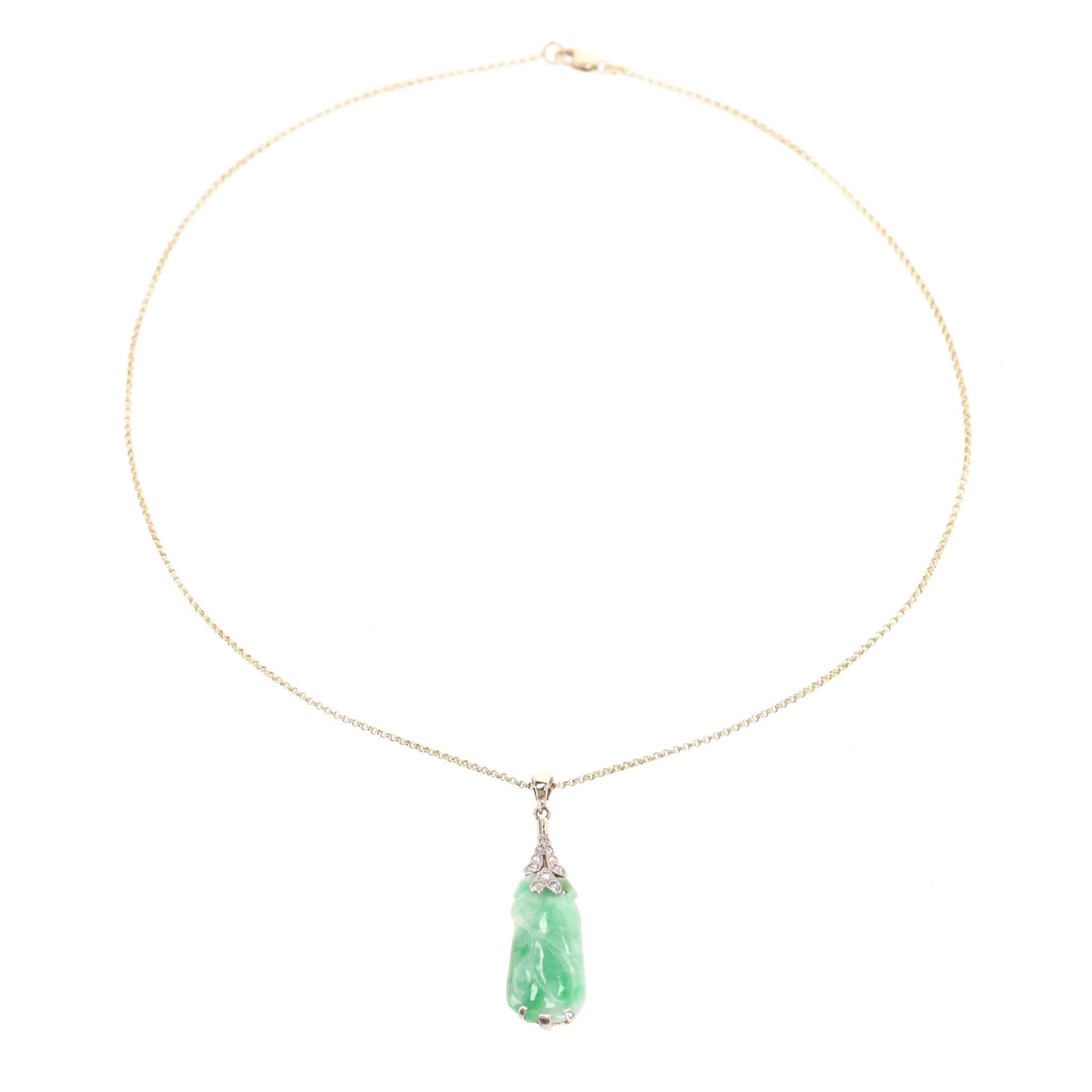 Platin-Anhänger mit Jadeit und Diamant an einer Goldkette (Brillantschliff) im Angebot