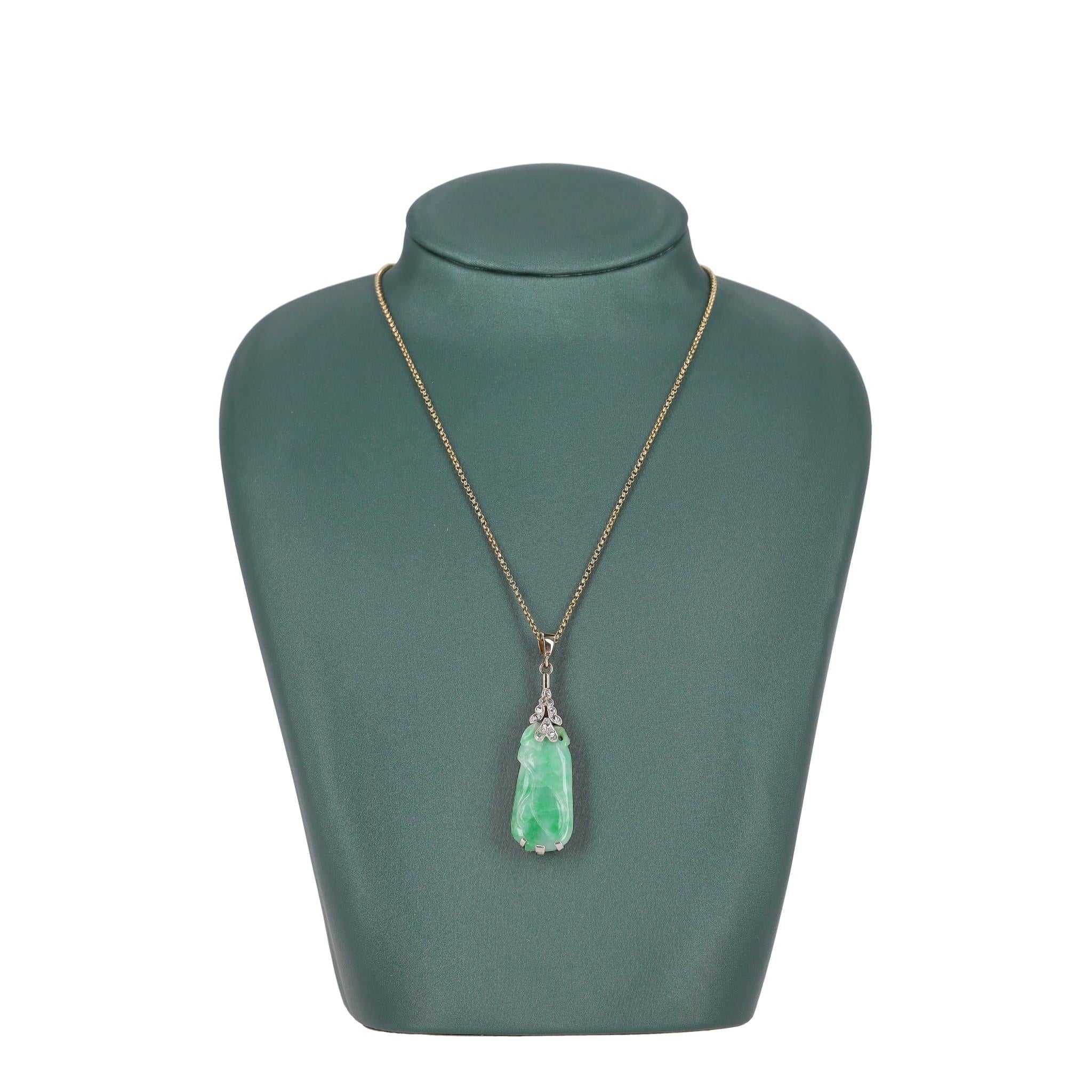 Platin-Anhänger mit Jadeit und Diamant an einer Goldkette im Angebot 1