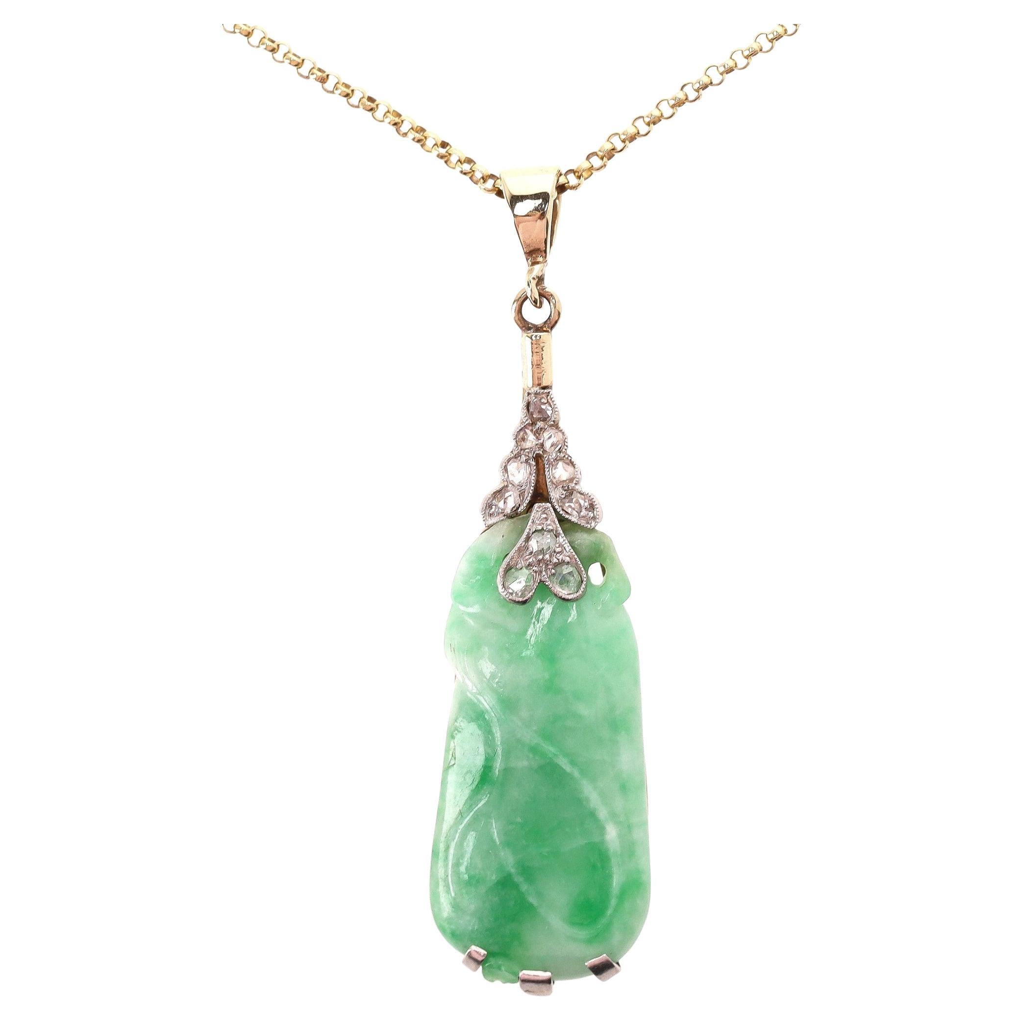Platin-Anhänger mit Jadeit und Diamant an einer Goldkette im Angebot