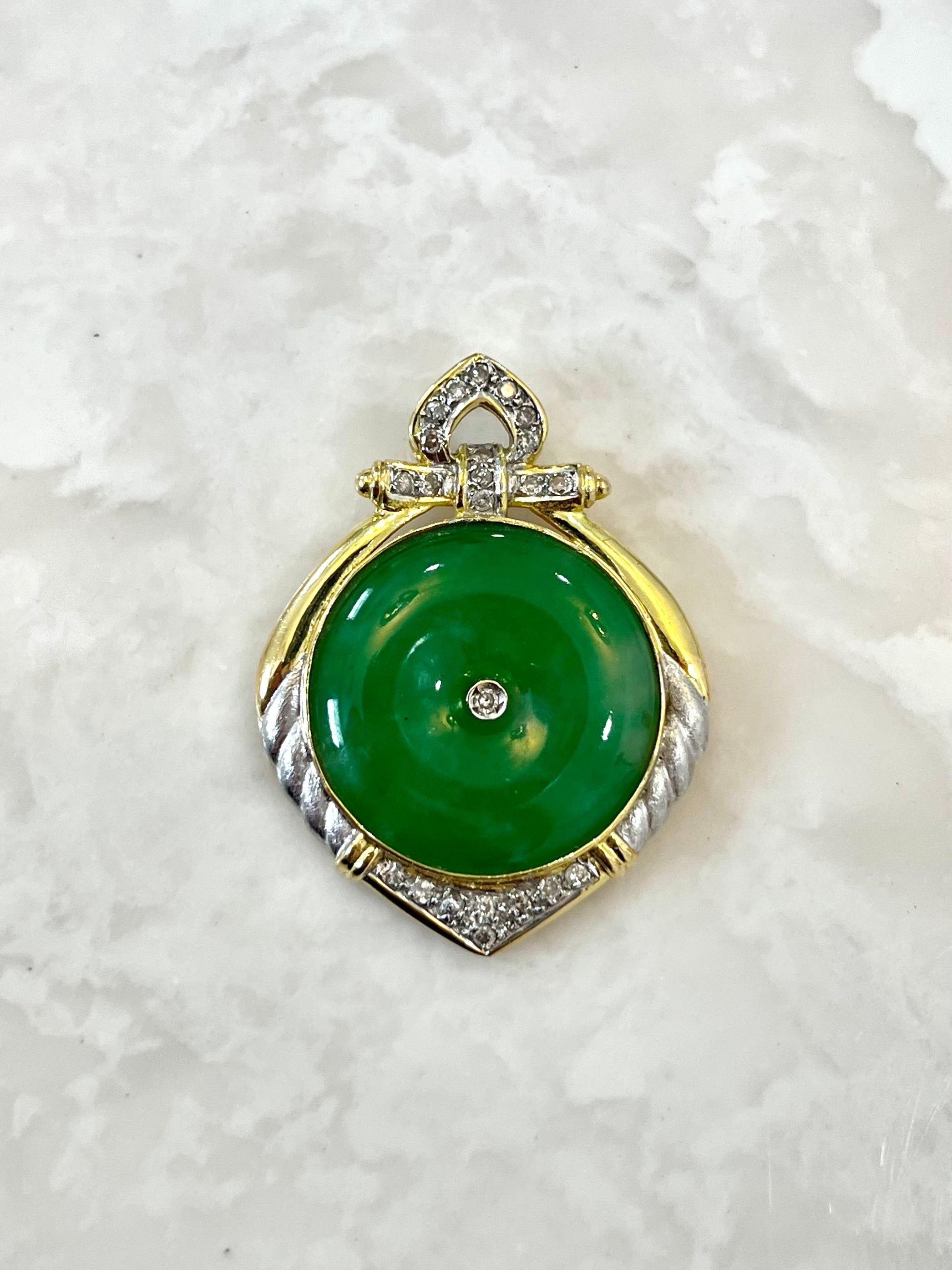 Vintage Jadeite Jade and Diamond Circular Pendant in 14k Gold In New Condition For Sale In Miami, FL