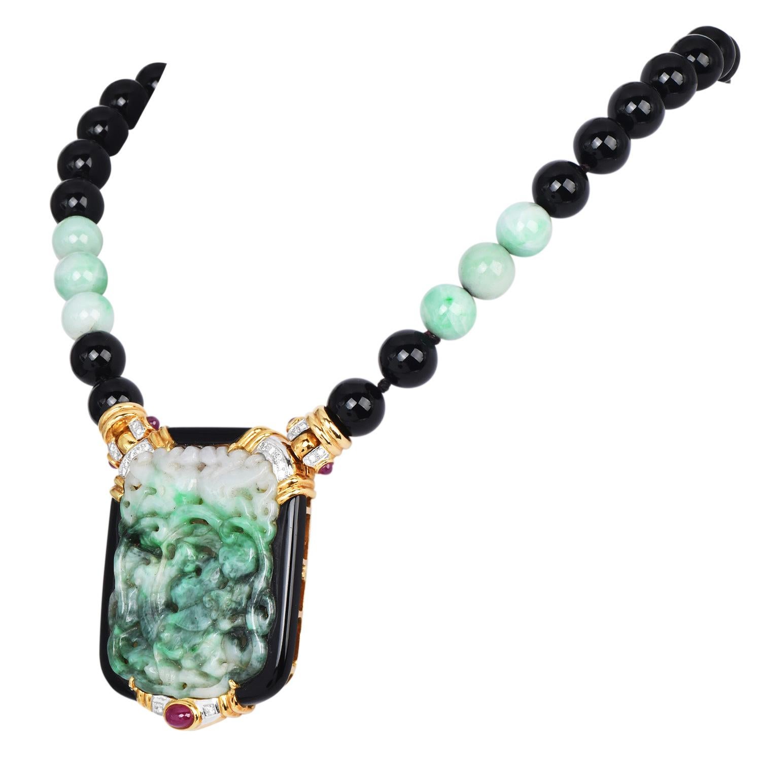 Collana in onice nero e giadeite di ispirazione Art Deco con accenti di rubino e diamanti.

Con perline lisce di onice nera e giadeite da 10 mm, il filo si chiude perfettamente con una chiusura a perline nascosta.

Il cuore di questo pezzo è