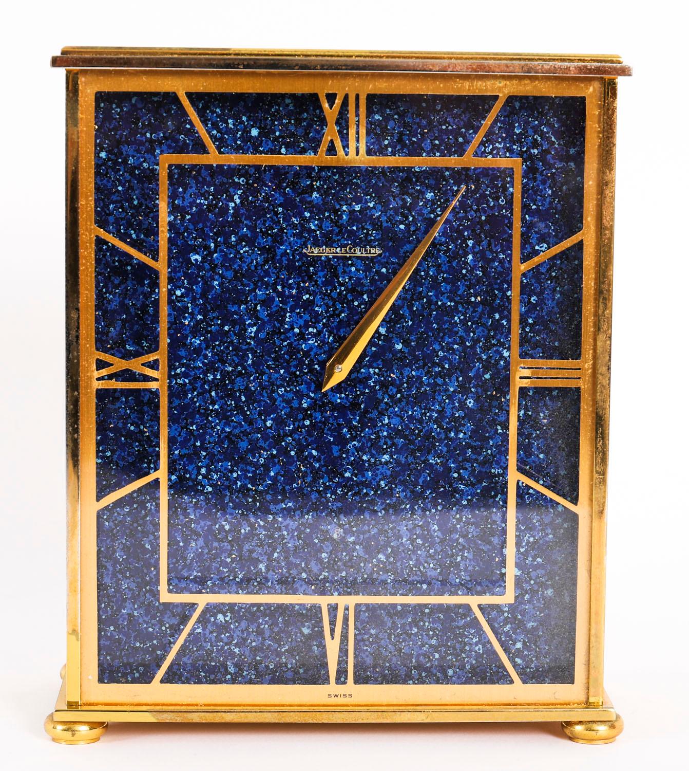 Si tratta di un raffinato orologio da tavolo vintage in finto lapislazzuli di Jaeger-LeCoultre, datato circa 1970.

L'orologio è esposto in una splendida cassa rettangolare in ottone dorato lucido con un vetro in lapislazzuli e cristallo. Il