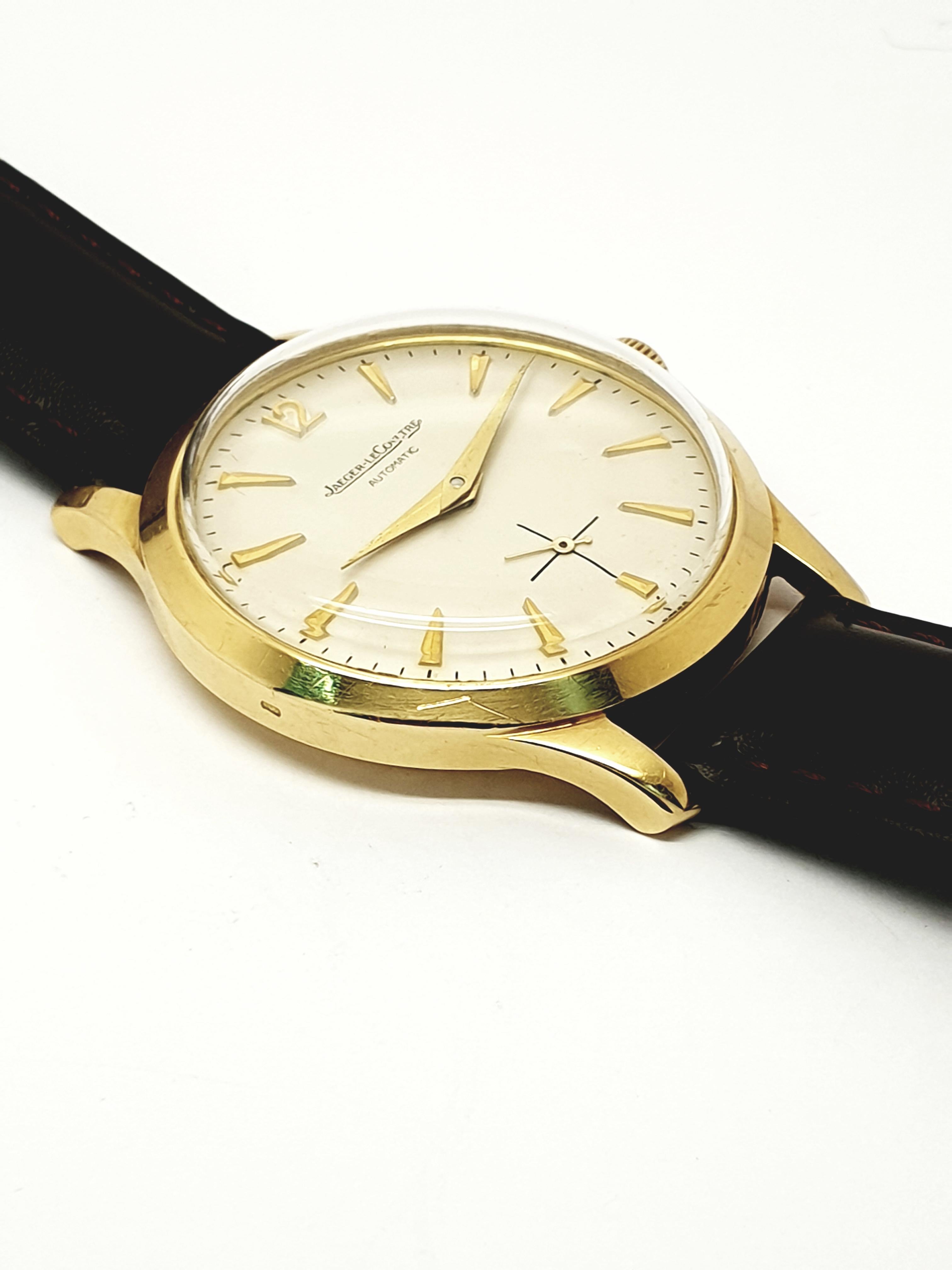 Offering an 18 kt yellow gold 1950's Jaeger LeCoultre automatic bumper watch.The case is 34 mm two pieces style ,18kt yellow gold marked by company.The movement is K 812 desirable automatic movement in good working order.The dial  silver white is