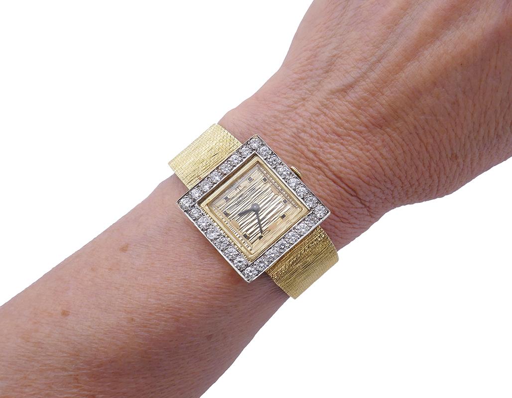          1950s Jaeger LeCoultre Diamant 14k Gold Damenuhr ist ein feiner Zeitmesser von einem der besten Uhrmacher in der Geschichte gemacht. Diese goldene Uhr im Vintage-Stil wurde mit Bedacht auf Stil und tadellose Qualität entworfen.
	Die Uhr von