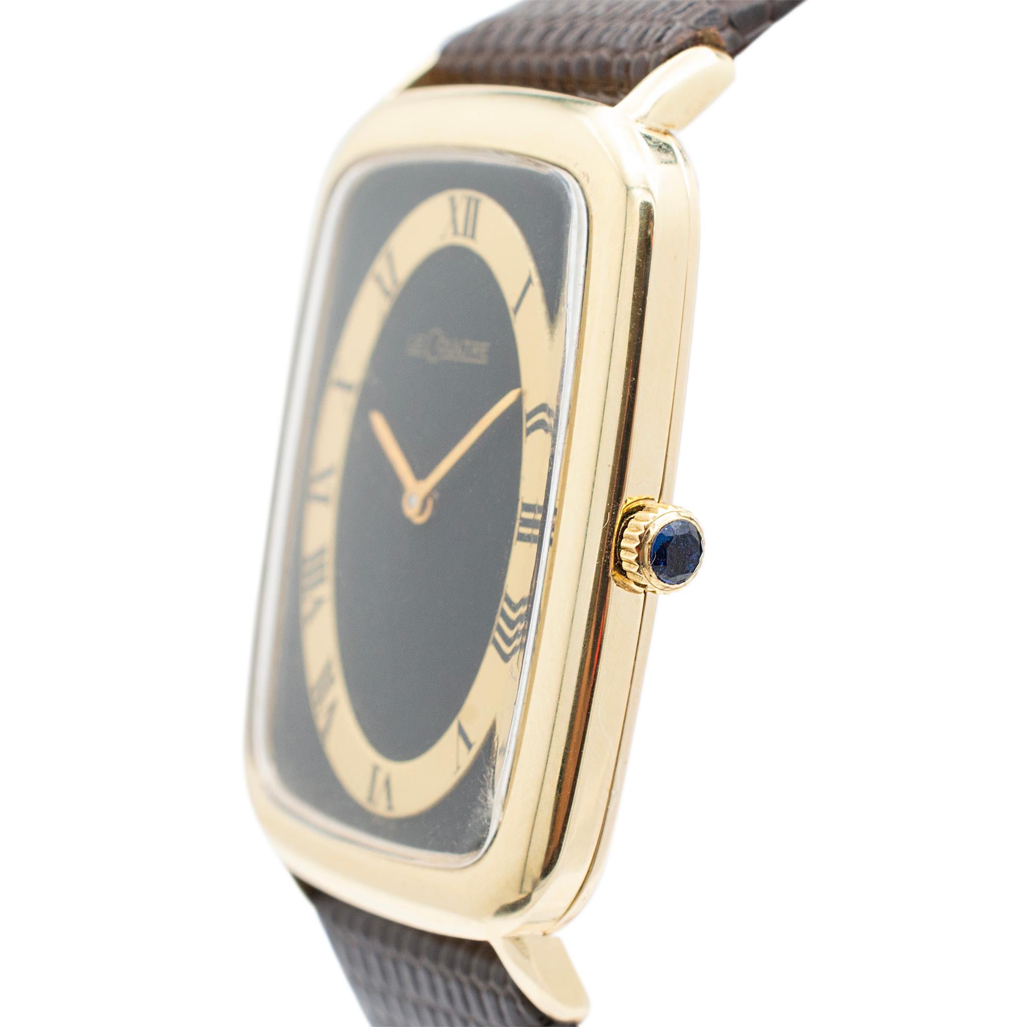 Marke: Jaeger-LeCoultre

Metall Typ: 14K Gelbgold

Gehäuse Länge: 38.00 mm

Gehäusebreite: 28.00 mm

Gewicht: 34,20 Gramm

Schweizer Uhr von Jaeger-LeCoultre aus 14K Gelbgold. Graviert mit 
