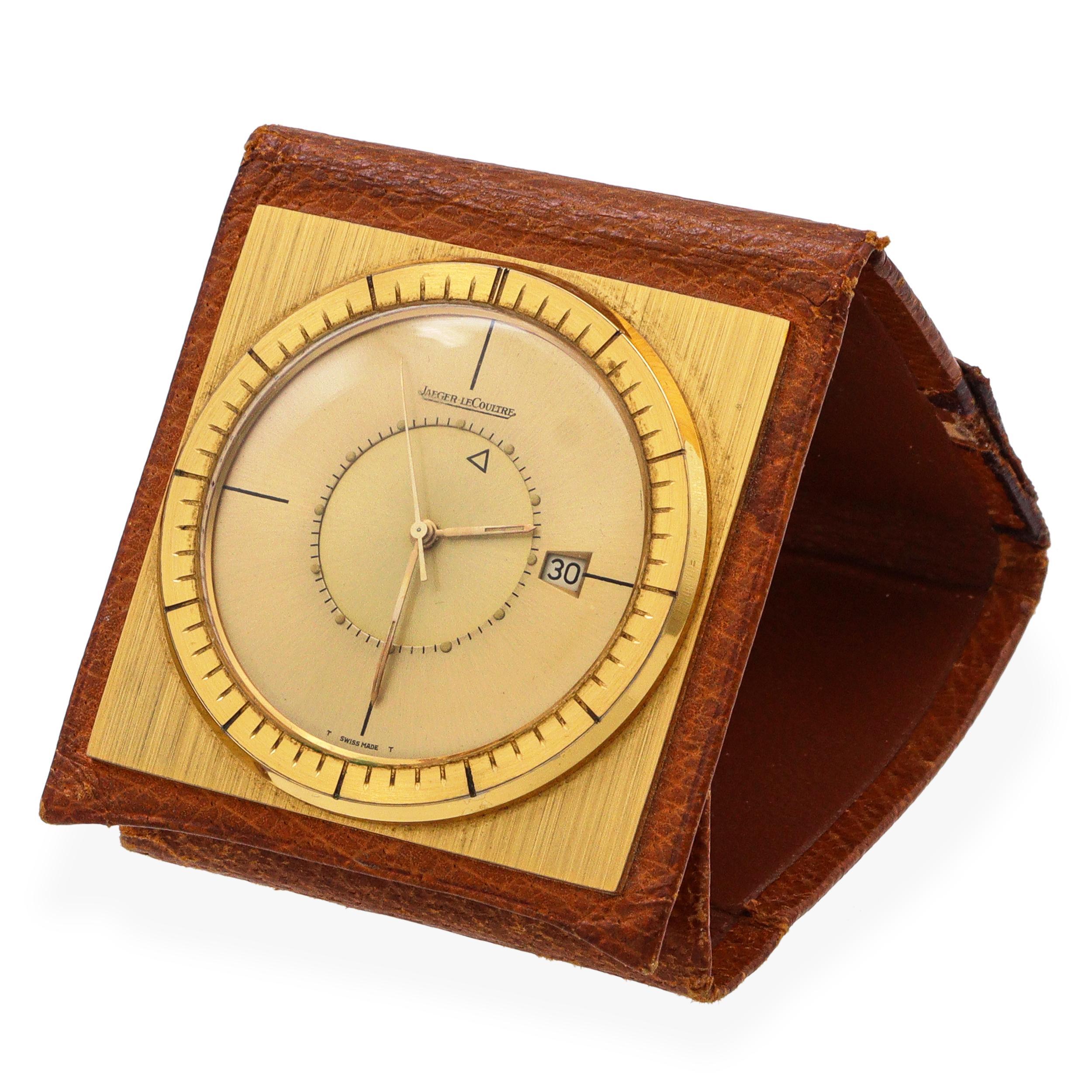 Este reloj despertador Jaeger-LeCoultre Memovox vintage, un refinado compañero de viaje de uno de los fabricantes de relojes más prestigiosos de Suiza, combina el estilo atemporal con el ingenio mecánico. Alojado en una elegante caja cuadrada de
