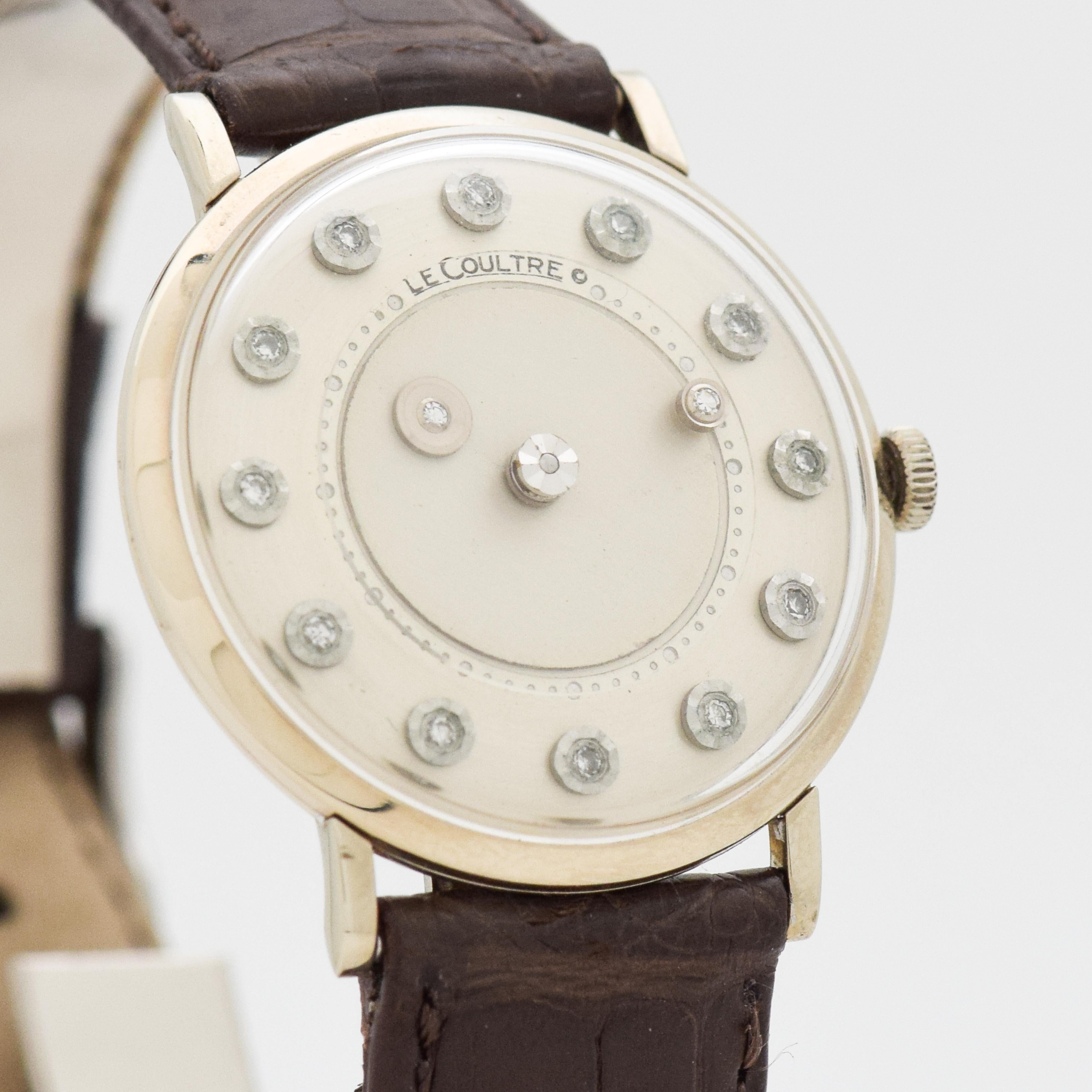 1960's Vintage Jaeger - Le Coultre 14kt White Gold Mystery Dial Uhr mit Silber Satin-Zifferblatt mit runden Diamantmarkern. 32mm x 36mm Stollen zu Stollen (1,26 in. x 1,42 in.) - 17 Juwelen, manuelle Kaliber Bewegung. Ausgestattet mit einem 100%
