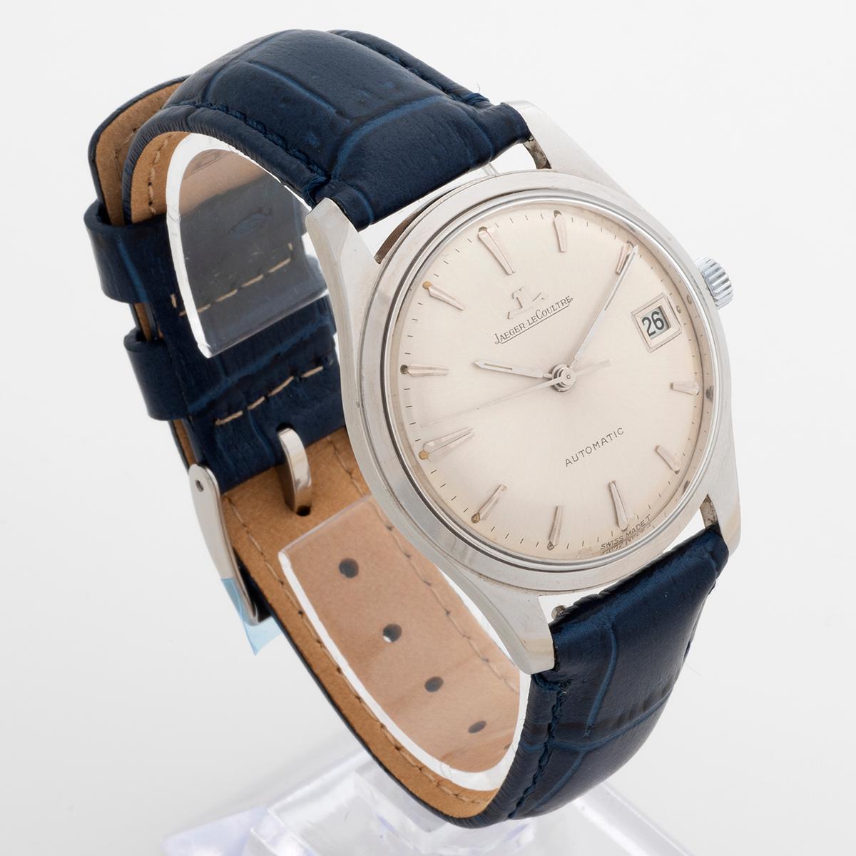 Unsere seltene und attraktive Vintage Jaeger-LeCoultre Referenz E395 verfügt über ein 36-mm-Edelstahlgehäuse mit satiniertem Silberzifferblatt und Datumsfunktion. Diese Referenz verfügt über das viel bewunderte Uhrwerk Kal. K881. Präsentiert in