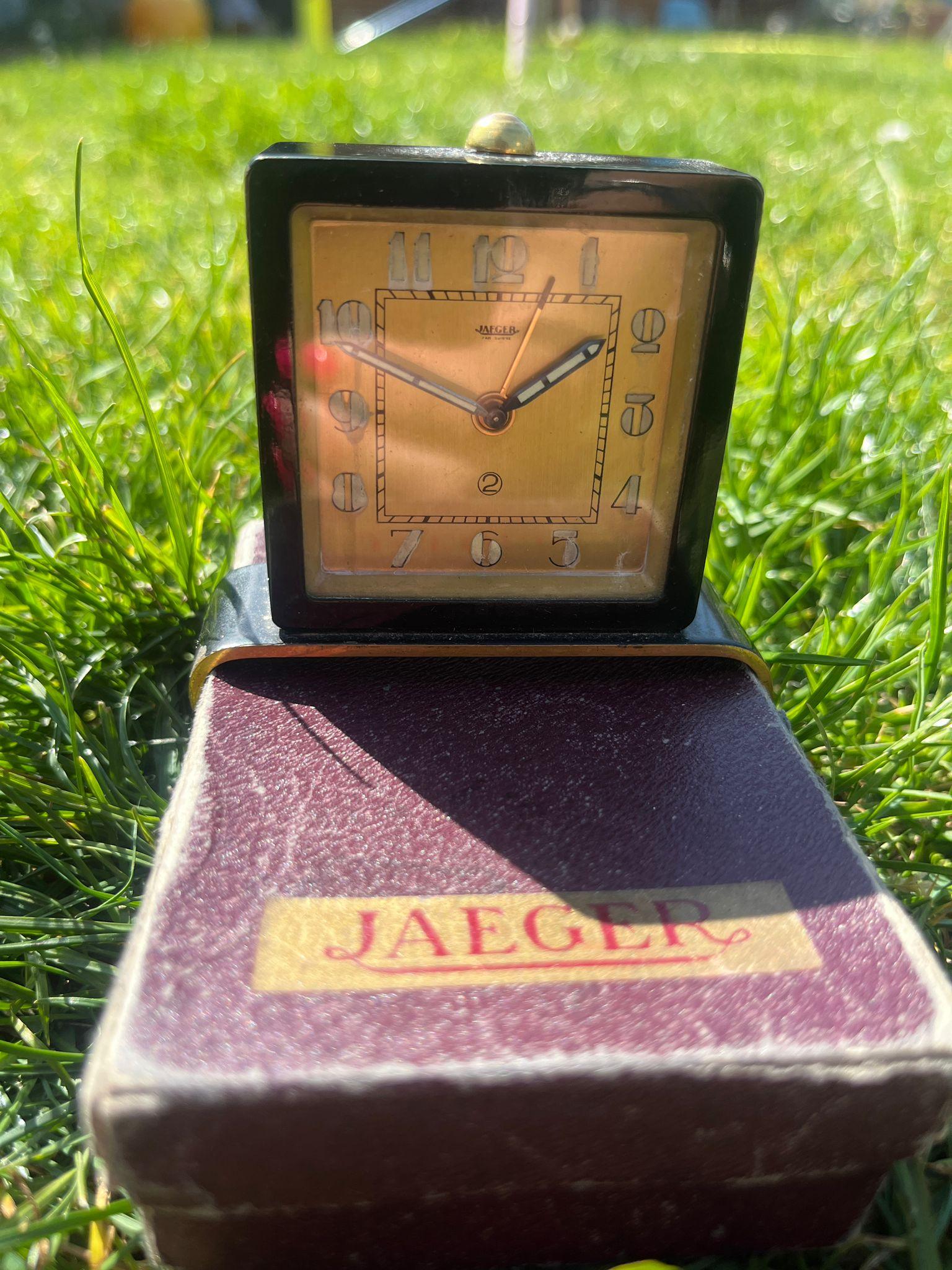 Vintage Jaeger Mechanische Schreibtisch/Reisewecker - Art Deco Messing & Bakelit - Original Box - Französisch gemacht (1930s-50s)

Dieser schöne und seltene mechanische Wecker von Jaeger bietet Vintage-Stil, Funktionalität und Sammlerwert - alles in