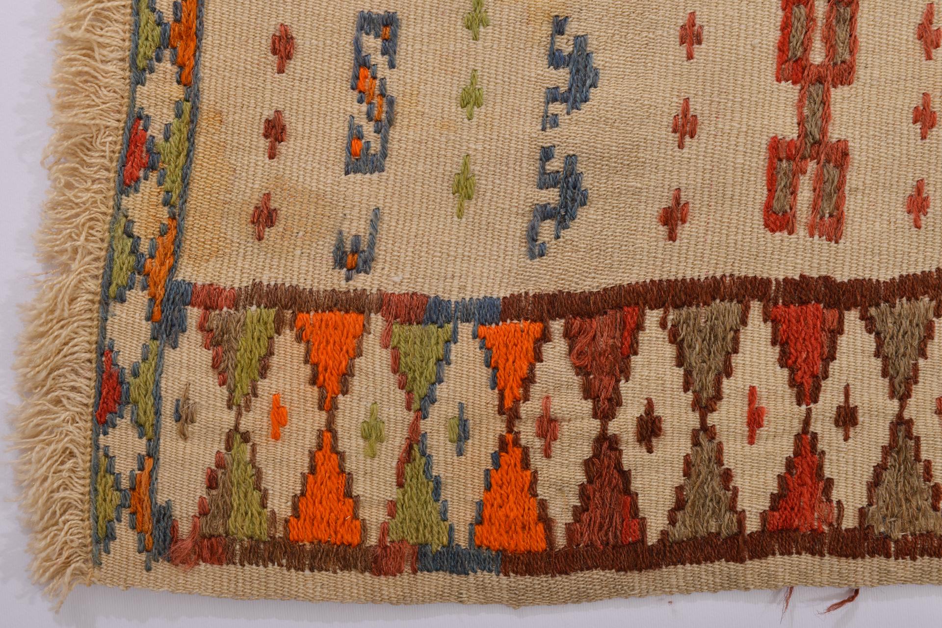Jajim- oder Cicim-Teppich aus KURDESTAN, ebenfalls für ein Sofa (Handgewebt) im Angebot