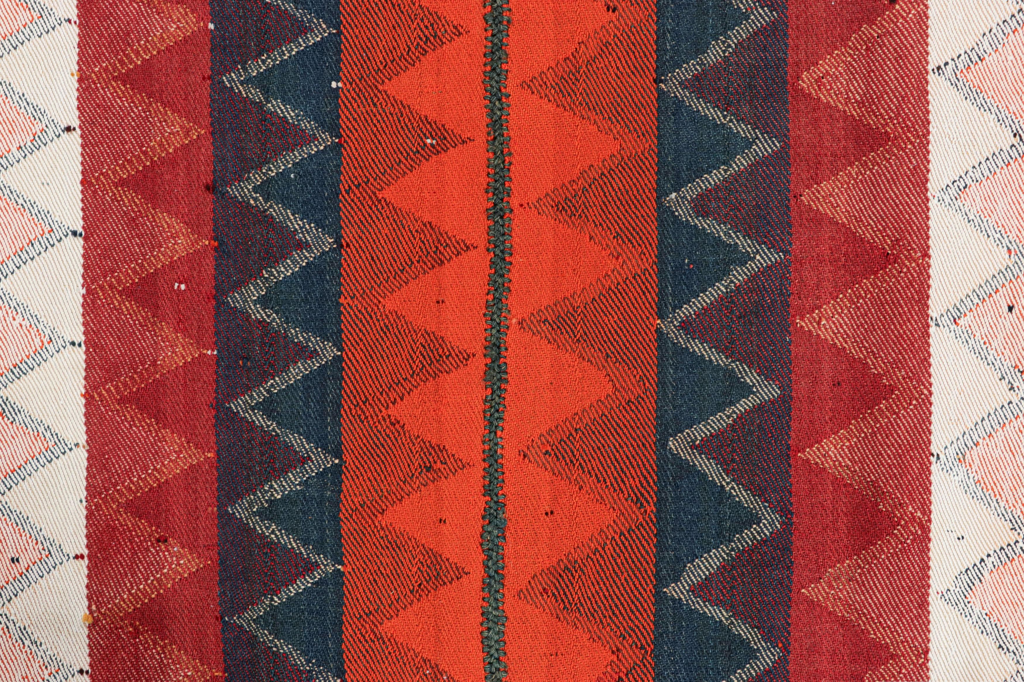 Hand-Woven Vintage Jajim Qashqai Persian Kilim in Vibrant Polychromatic Tones - Rug & Kilim For Sale