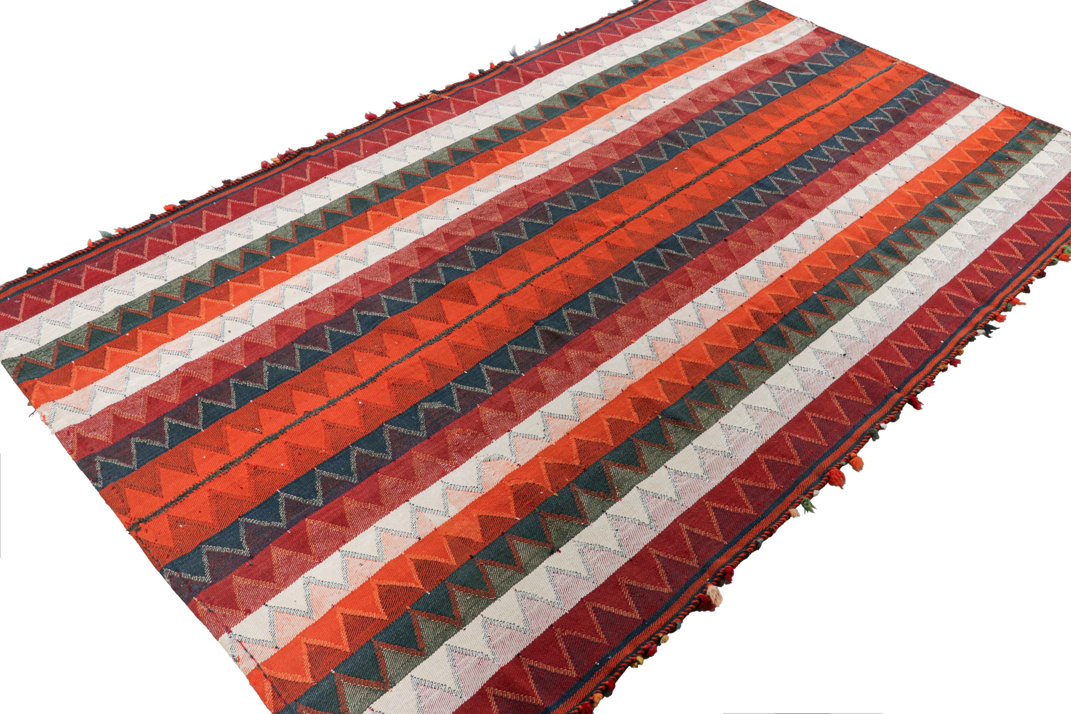 Vintage Jajim Qashqai Persian Kilim in Vibrant Polychromatic Tones - Rug & Kilim In Good Condition For Sale In Long Island City, NY