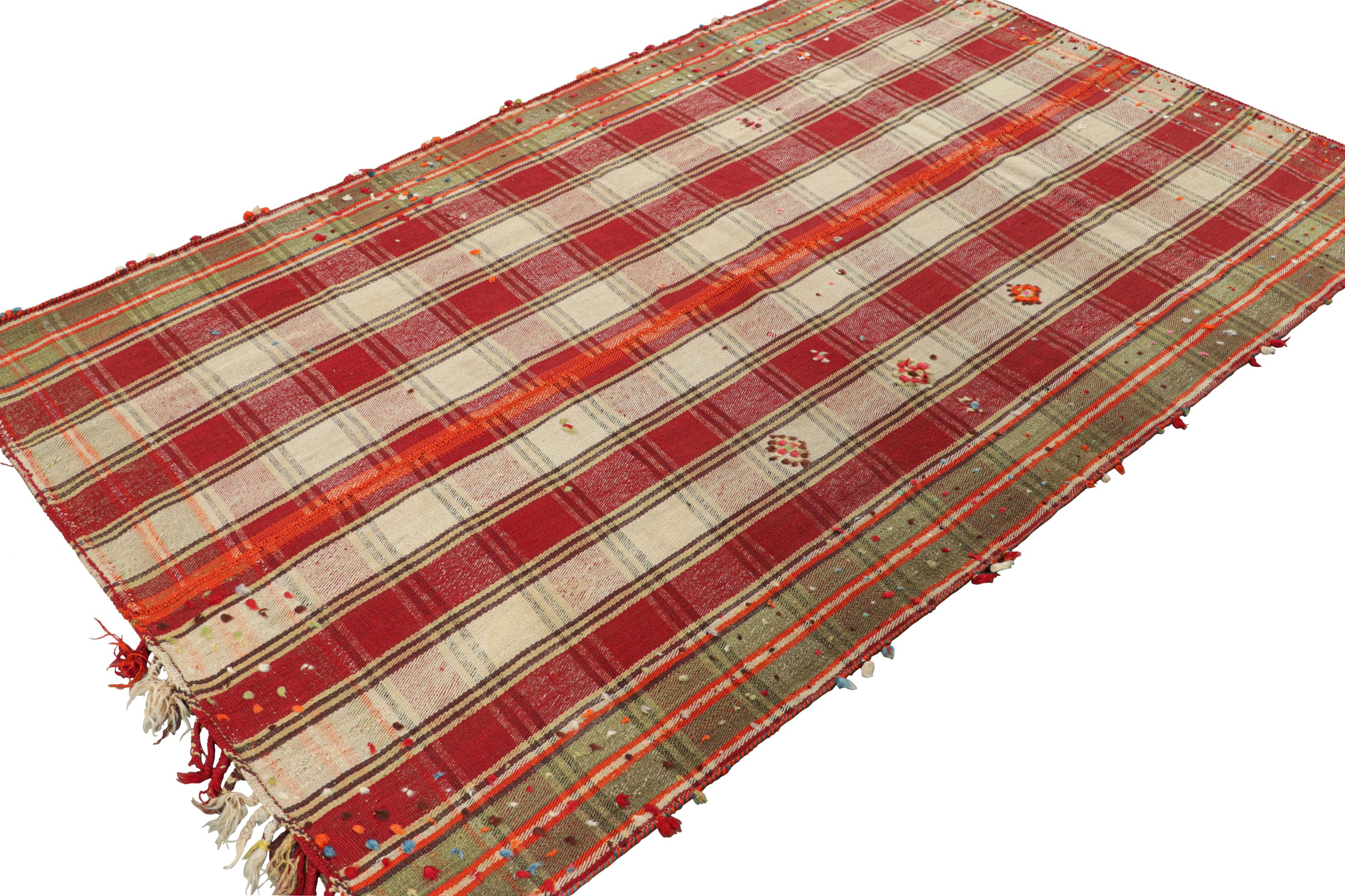 Hand-Woven Vintage Jajim Qashqai Persian Kilim, Red & Ivory Geometric Pattern - Rug & Kilim For Sale