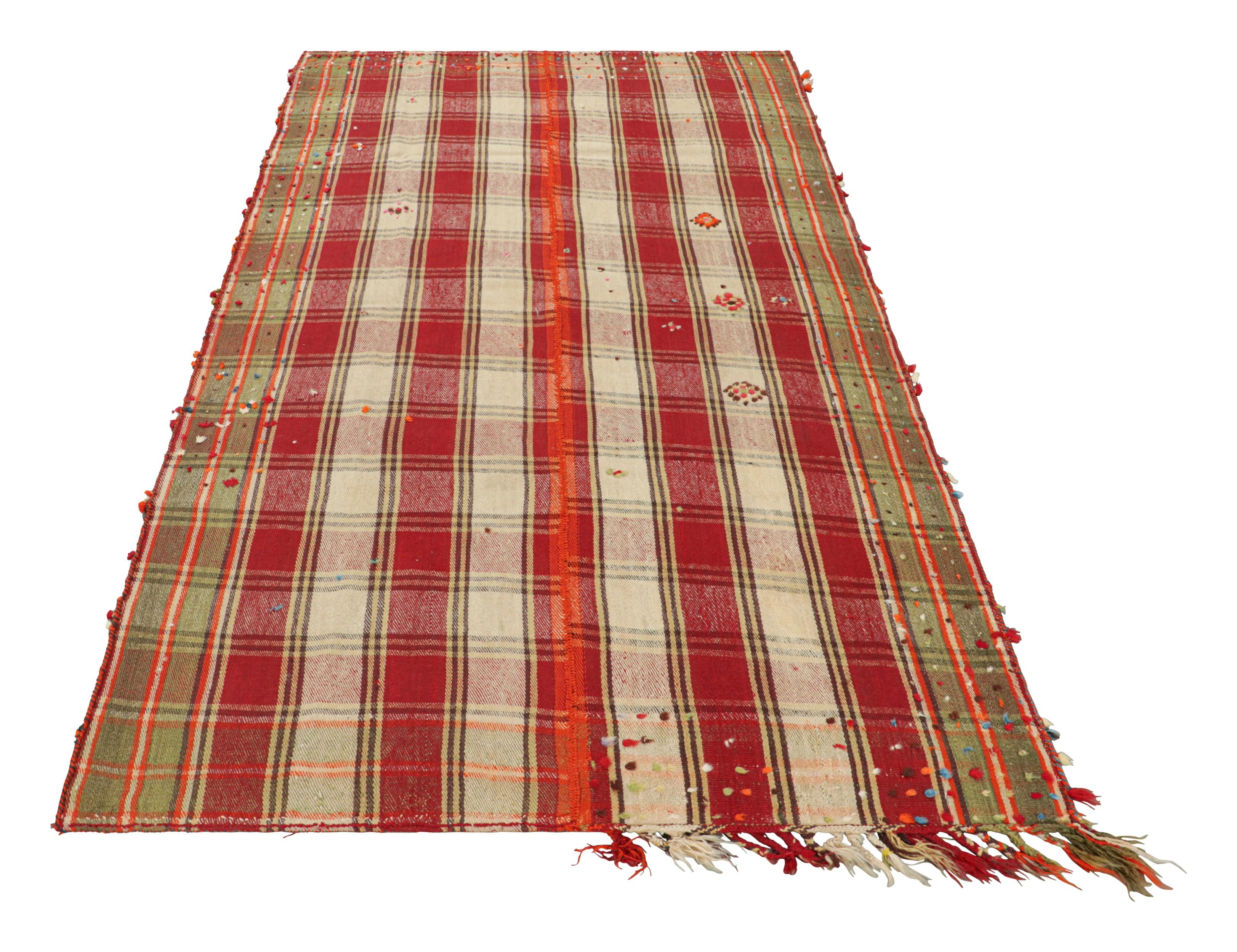 Vintage Jajim Qashqai Persian Kilim, Red & Ivory Geometric Pattern - Rug & Kilim In Good Condition For Sale In Long Island City, NY