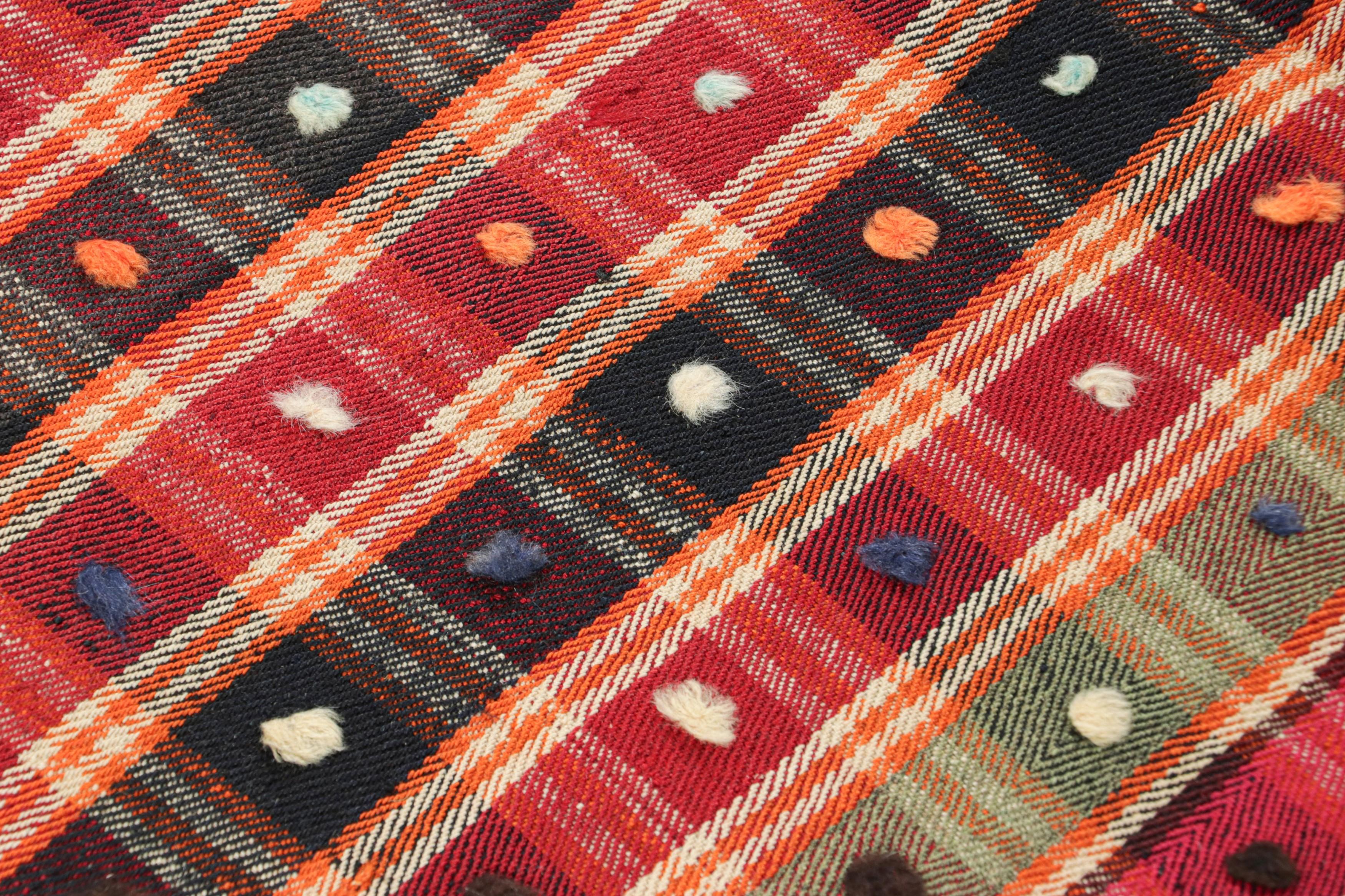 Dieser alte persische Kelim 5x6 ist ein Gaschgai-Stammes-Teppich aus der Mitte des Jahrhunderts, handgewebt in Wolle um 1950-1960.

Über das Design: 

Dieser überschwängliche persische Jajim-Kelim aus der Mitte des Jahrhunderts strotzt nur so vor