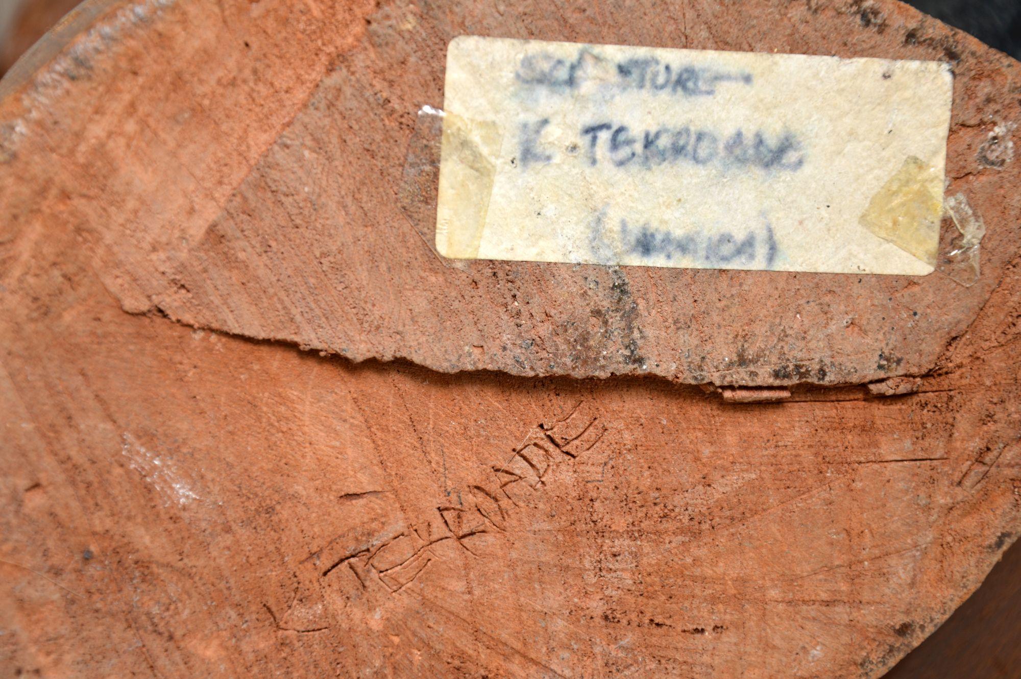 Scultura giamaicana d'epoca in legno di noce intagliato di K. Tekroade in vendita 6
