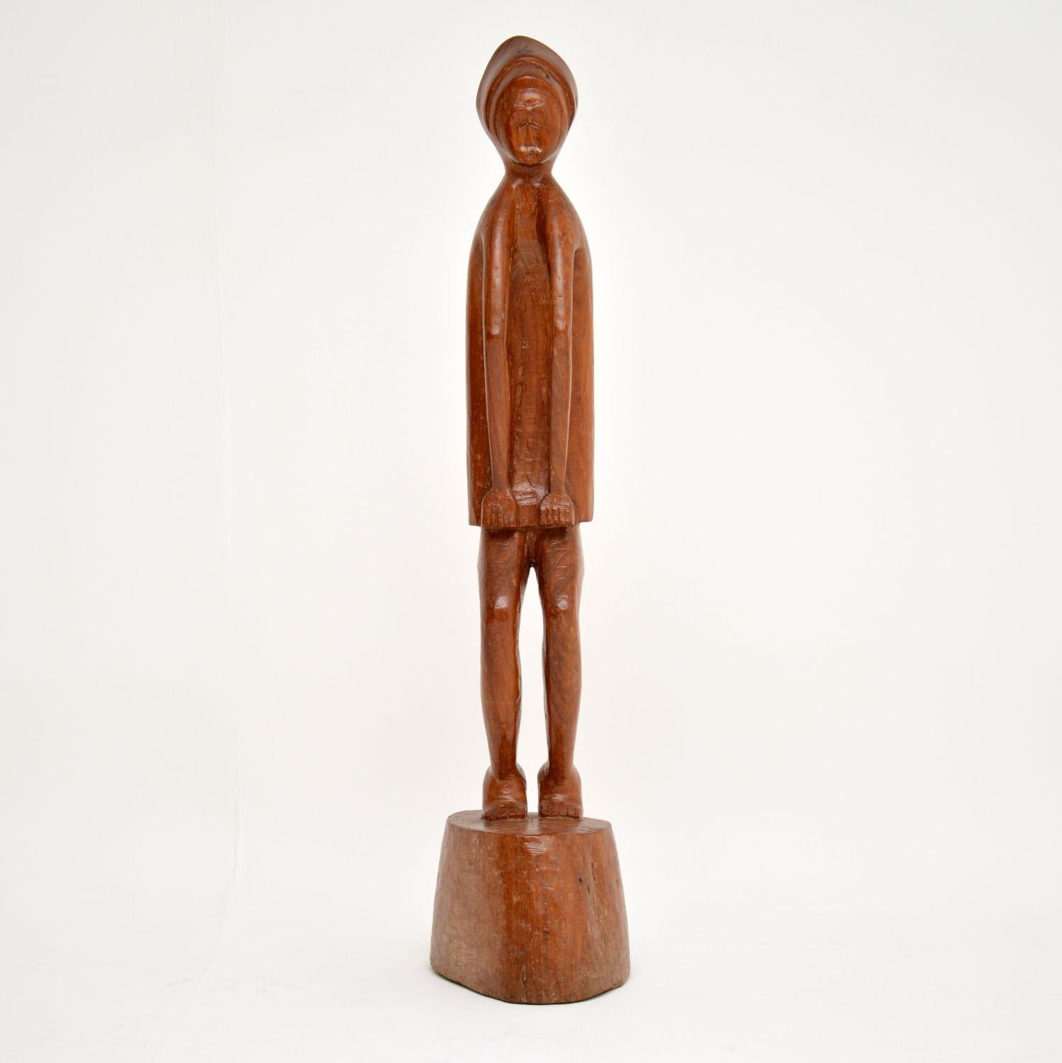 Mid-Century Modern Sculpture jamaïcaine vintage en noyer sculpté de K. Tekroade en vente