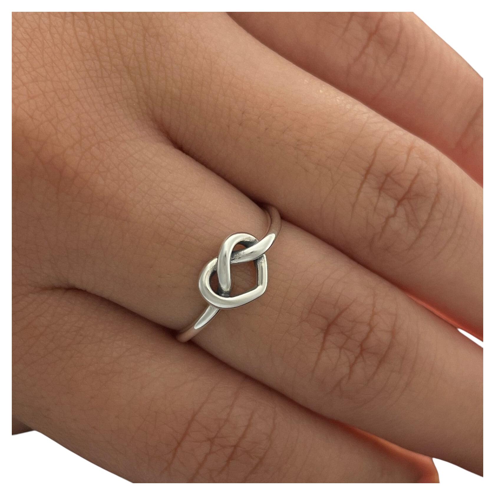 Vintage James Avery Sterling Silver "Delicate Knot Heart" Ring 1.3 Grams