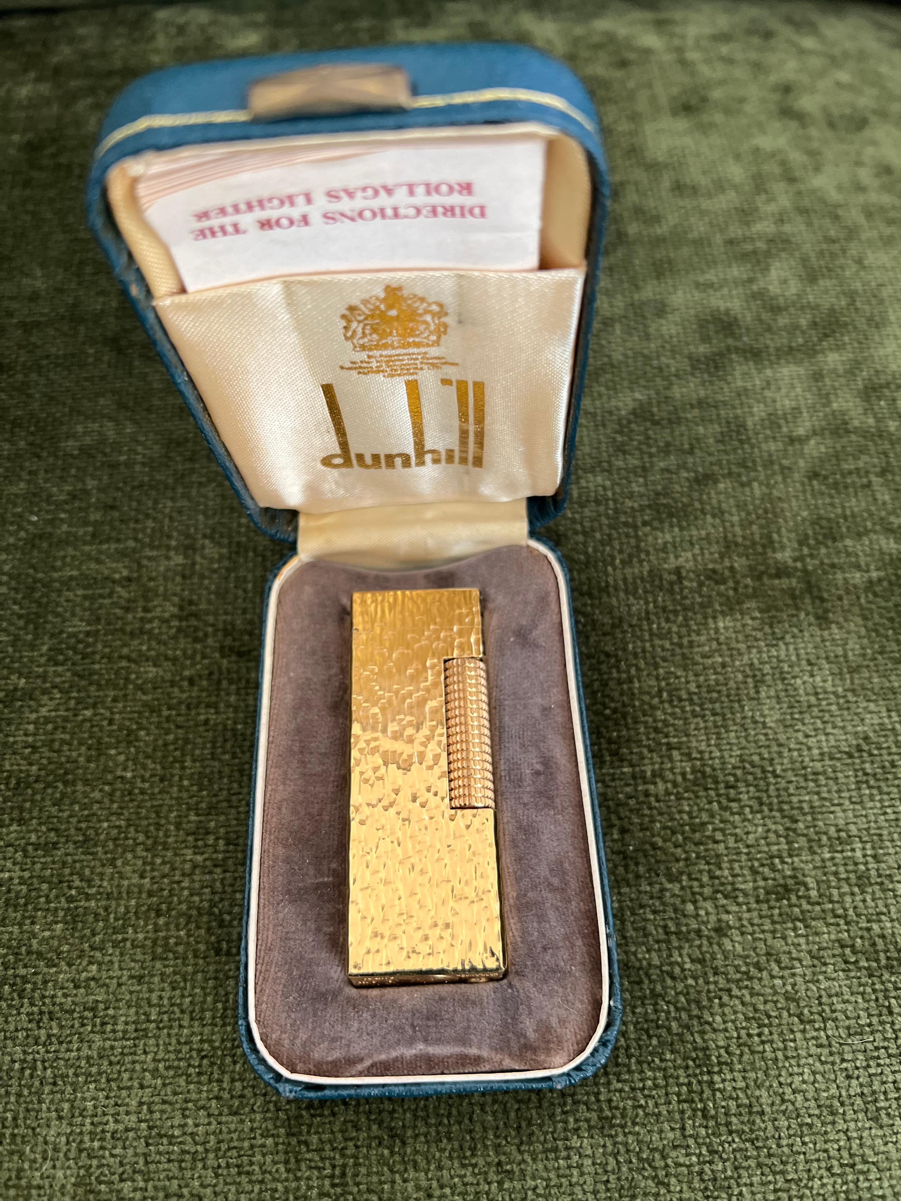 Vintage James Bond Dunhill vergoldetes Original-Wolkenetui, Vintage, James Bond, um 1970

Rare Vintage Dunhill vergoldet Swiss Made Feuerzeug In neuwertigem Zustand.
Funktioniert perfekt. 
Ikonisches und wunderschön verarbeitetes Stück mit seltenem