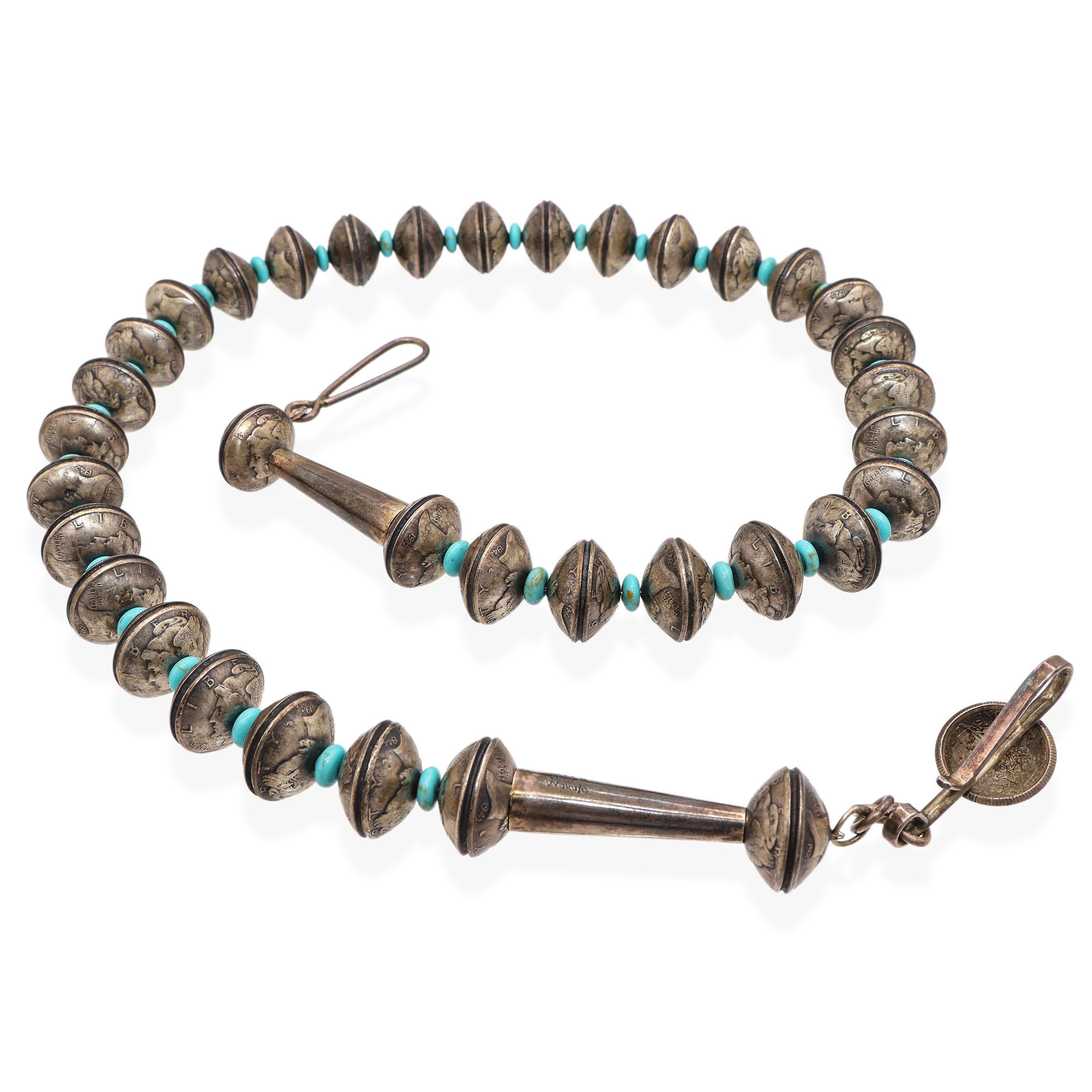 Diese Vintage-Halskette des Navajo-Kunsthandwerkers James McCabe besticht durch ein auffälliges Arrangement aus handgefertigten Mercury-Dimes aus Silber, die die traditionelle Silberschmiedekunst der amerikanischen Ureinwohner widerspiegeln. Jedes