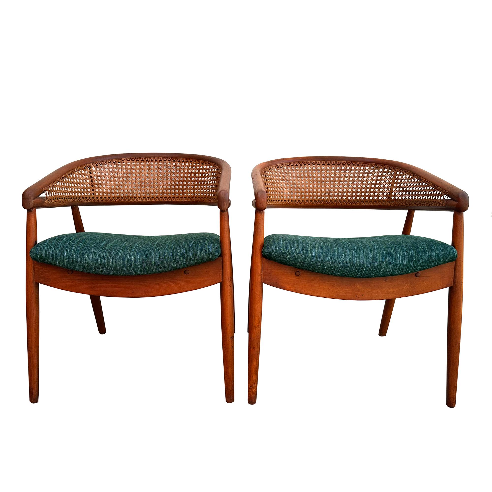 Vintage Mid Century Modern James Mont King Cole Lounge Chairs Satz von zwei Lounge-Stühlen aus den 1960er Jahren. Die Stühle aus Holz und mit Polsterung in tiefem Teal spiegeln das ikonische Design der 50er und 60er Jahre in den Vereinigten Staaten