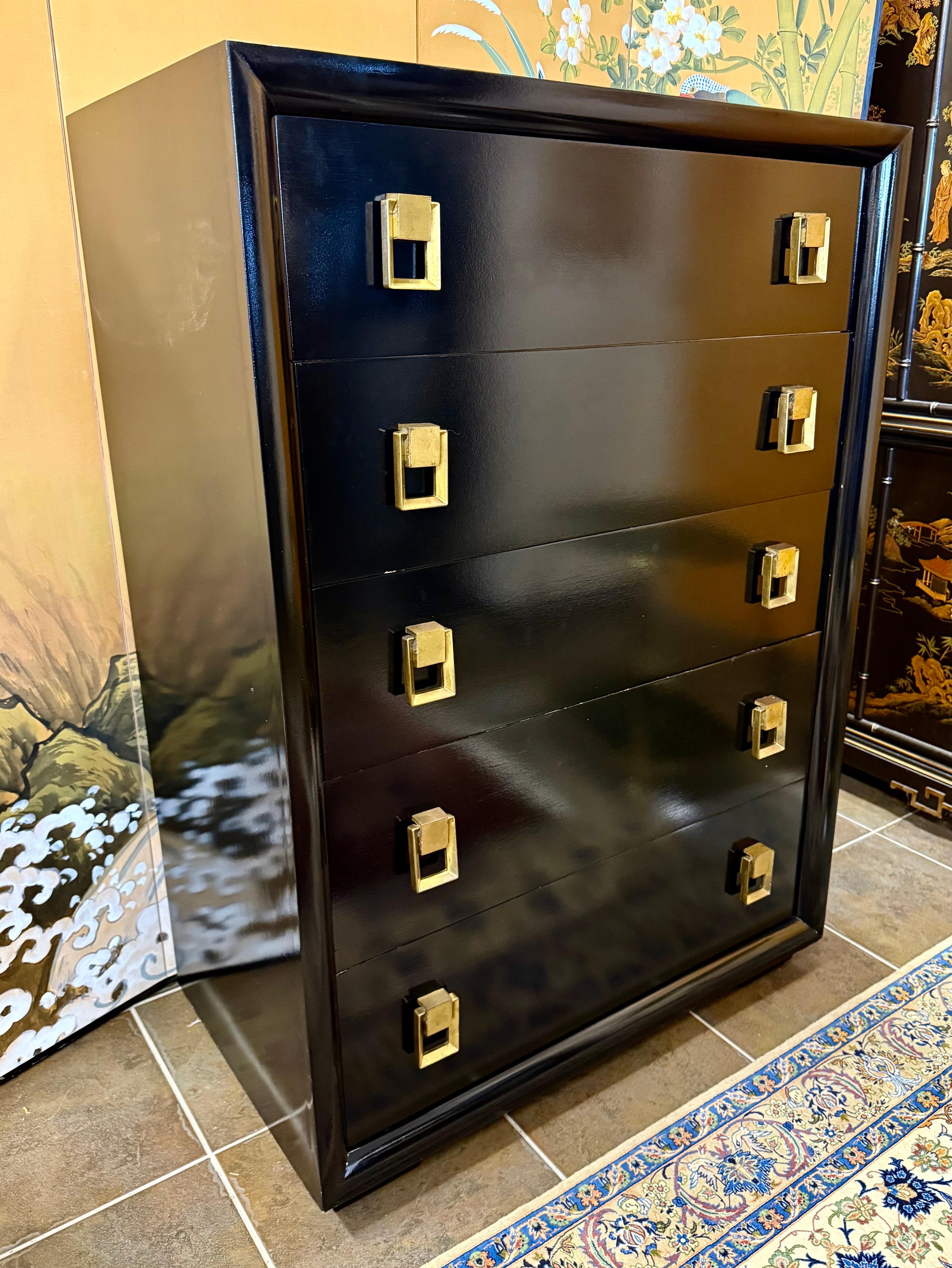 Fine XX secolo Vintage James Mont Mid Century Modern Iconic Black Lacquered Tall Chest Dresser (comò alto) in vendita