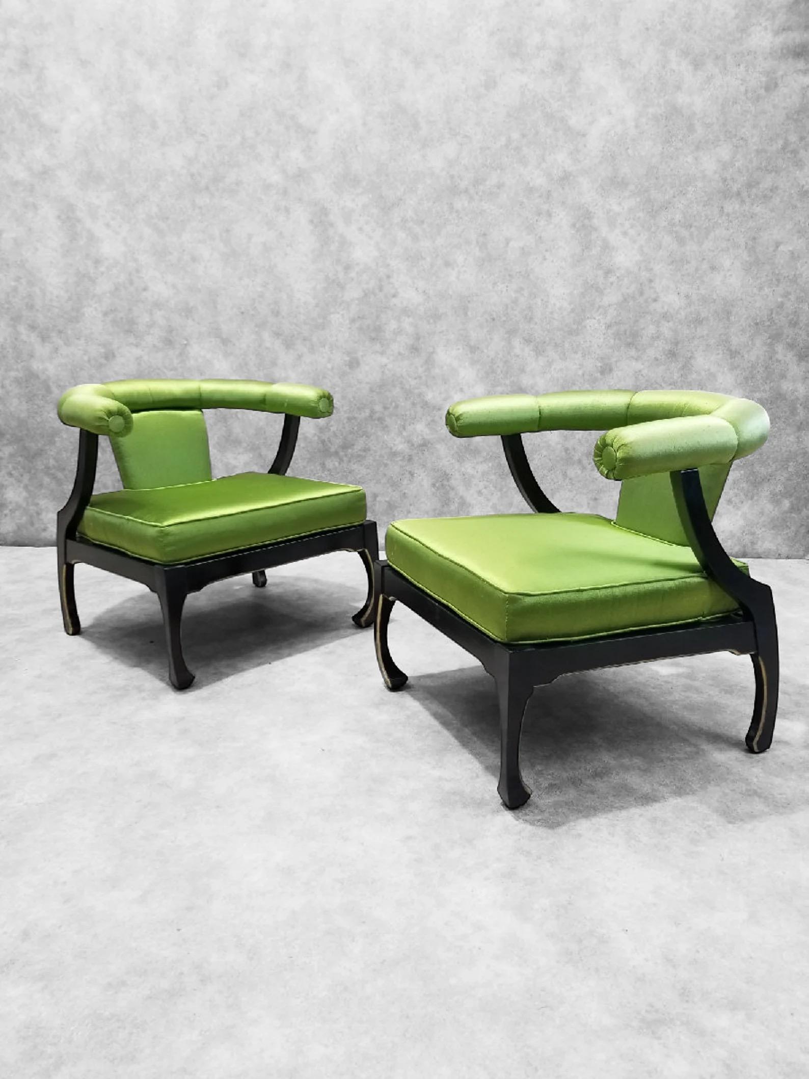 Sedie Ming Ming asiatiche vintage in stile James Mont con lacca nera - Coppia

Fabrice di una coppia di moderne sedie Ming Greene & Greene moderne in stile James Mont con lacca nera e tessuto verde. Un tocco di design ispirato all'Estremo Oriente
