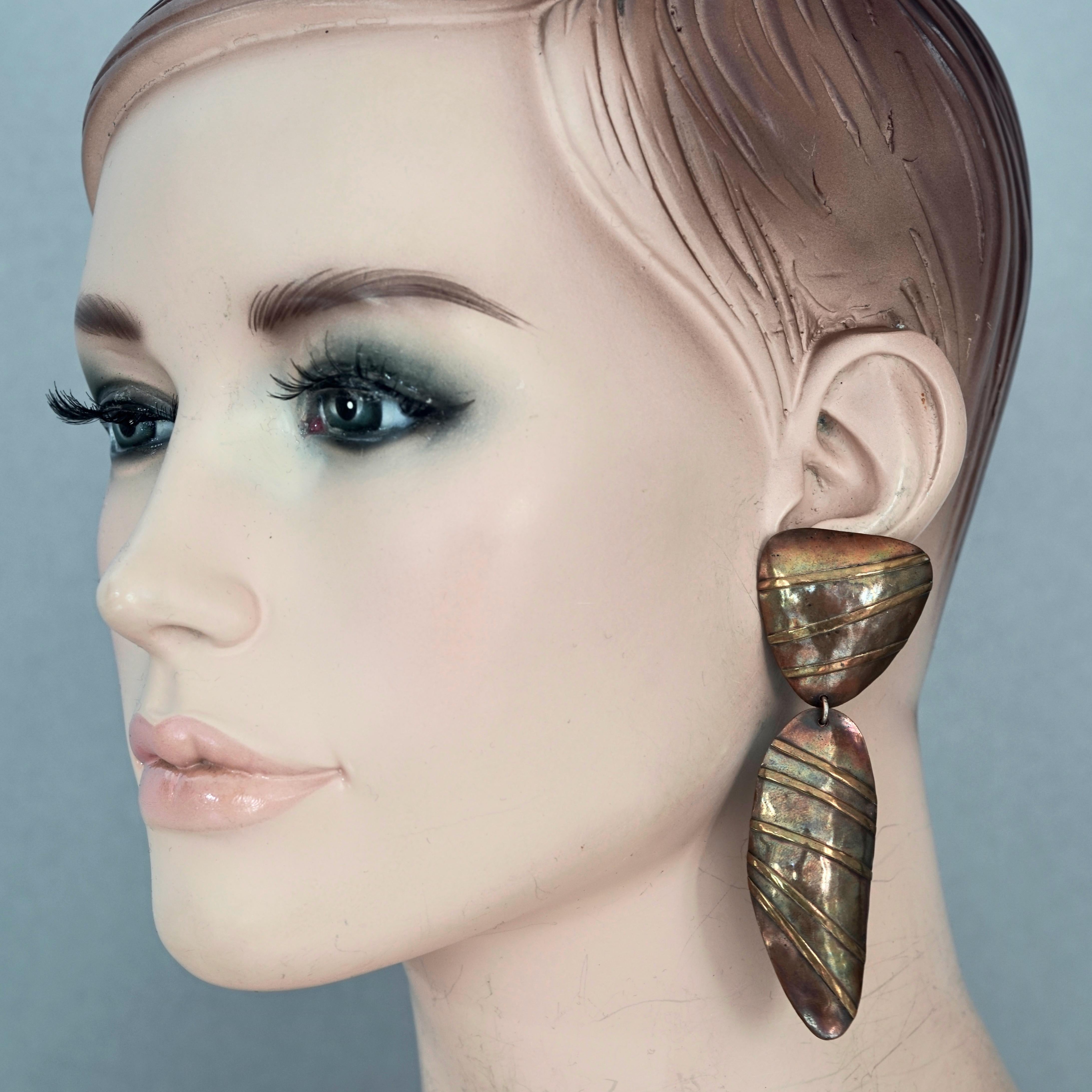 Vintage JANE BOHAN 14K Gold Filled Nautical Shell Dangling Earrings

Measurements:
Height: 3.54 inches (9 cm)
Width: 1.26 inches (3.2 cms)

Features:
- 100% Authentic JANE BOHAN.
- Shell dangling earrings with bronze strip pattern.
- Bronze and