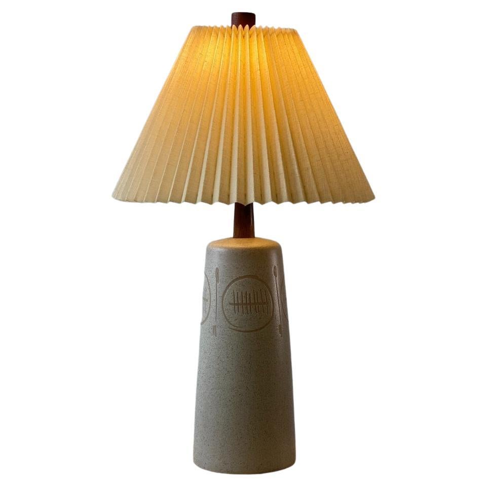 Rare lampe Vintage Jane + Gordon Martz pour Marshall Studios en grès incisé 141/35/122, Circa 1960/70s. Une itération rare de Jane et Gordon Martz produite pour l'entreprise familiale, Marshall Studios à Indianapolis. 

Le motif incisé est apparu