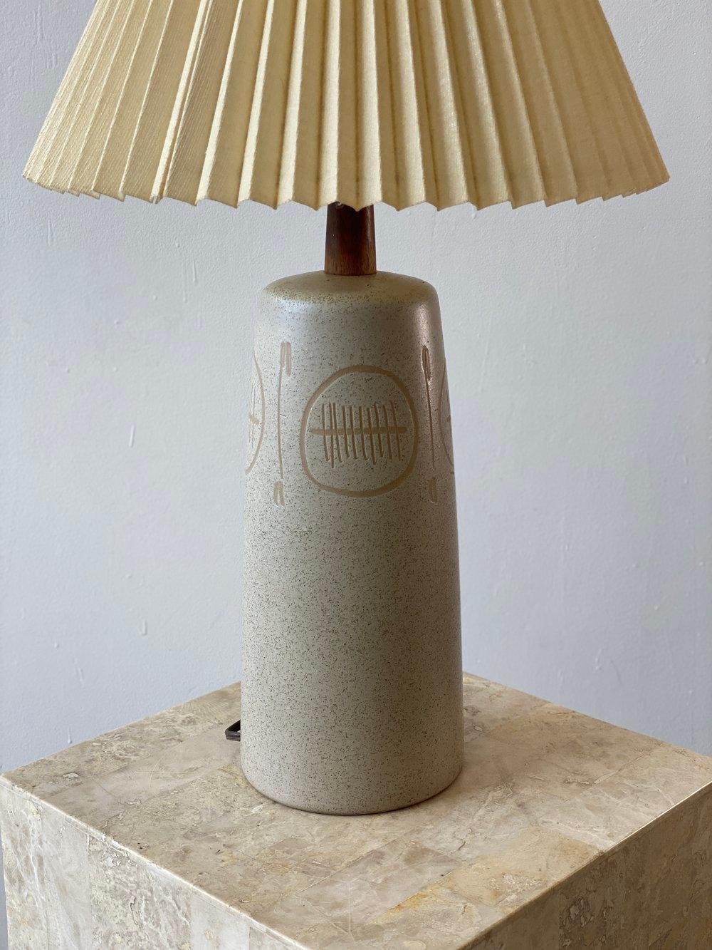 American Vintage Jane + Gordon Martz Marshall Studios Incised Stoneware Lamp 141-35-122 For Sale