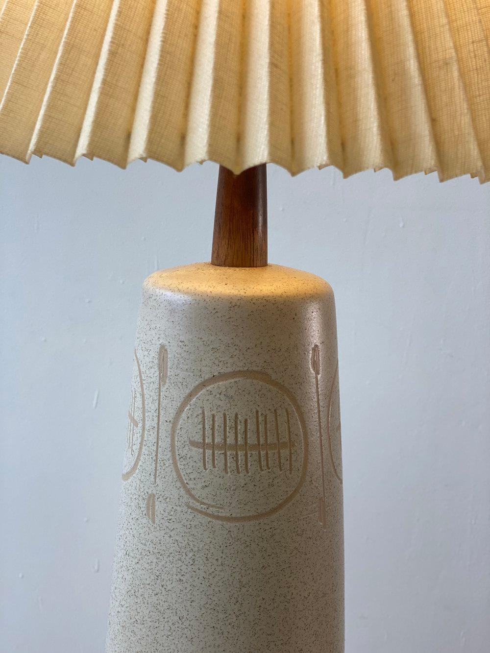 Vernissé Lampe en grès incisé vintage Jane + Gordon Martz Marshall Studios 141-35-122 en vente