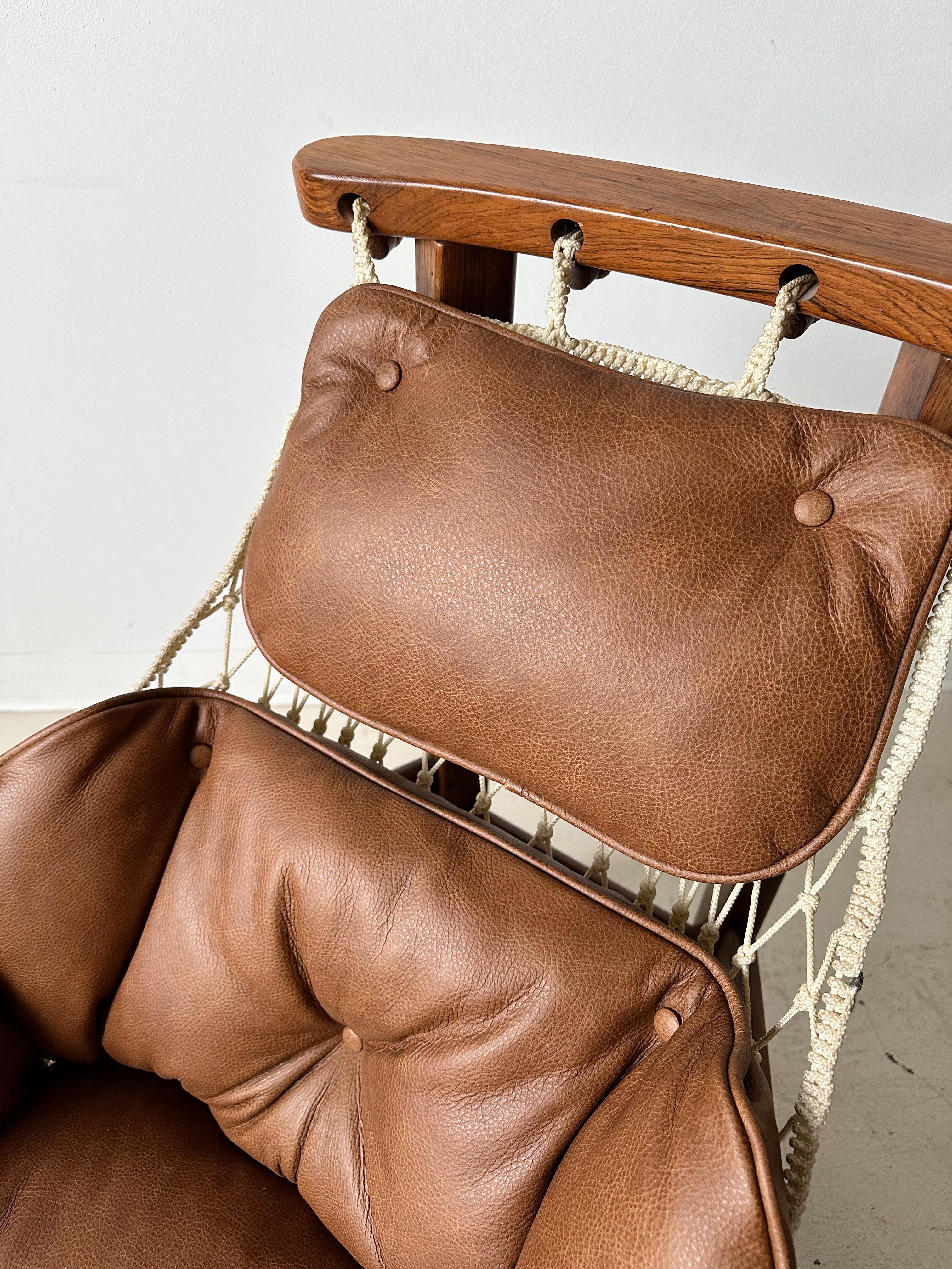 Chaise longue vintage Jangada par Jean Gillon, 60's

Cadre en jacaranda, base en corde de nylon ressemblant à un hamac. Coussins en cuir italien nouvellement rembourrés.

//

Dimensions :

35 