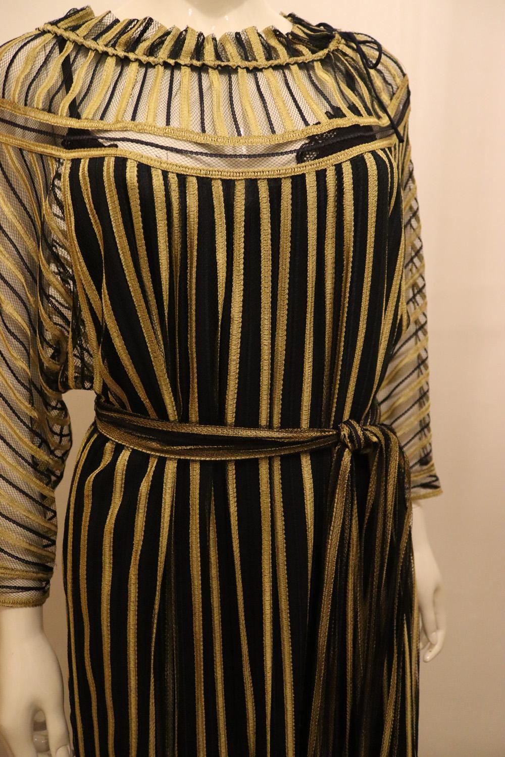 Vestido vintage negro y dorado de Janice Wainwright Negro en venta