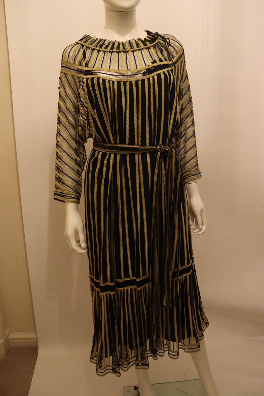 De las mujeres Vestido vintage negro y dorado de Janice Wainwright en venta