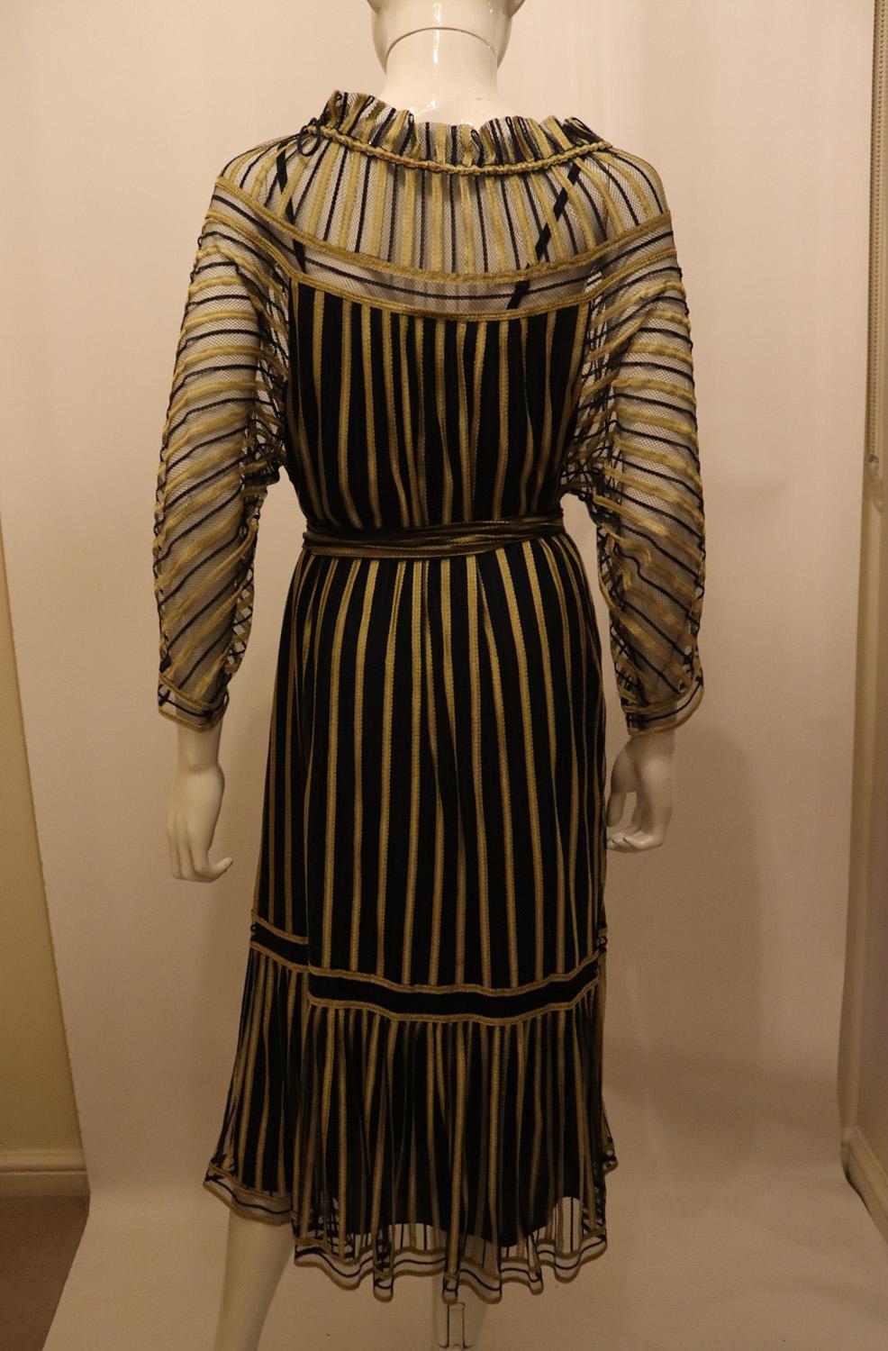 Vestido vintage negro y dorado de Janice Wainwright en venta 2