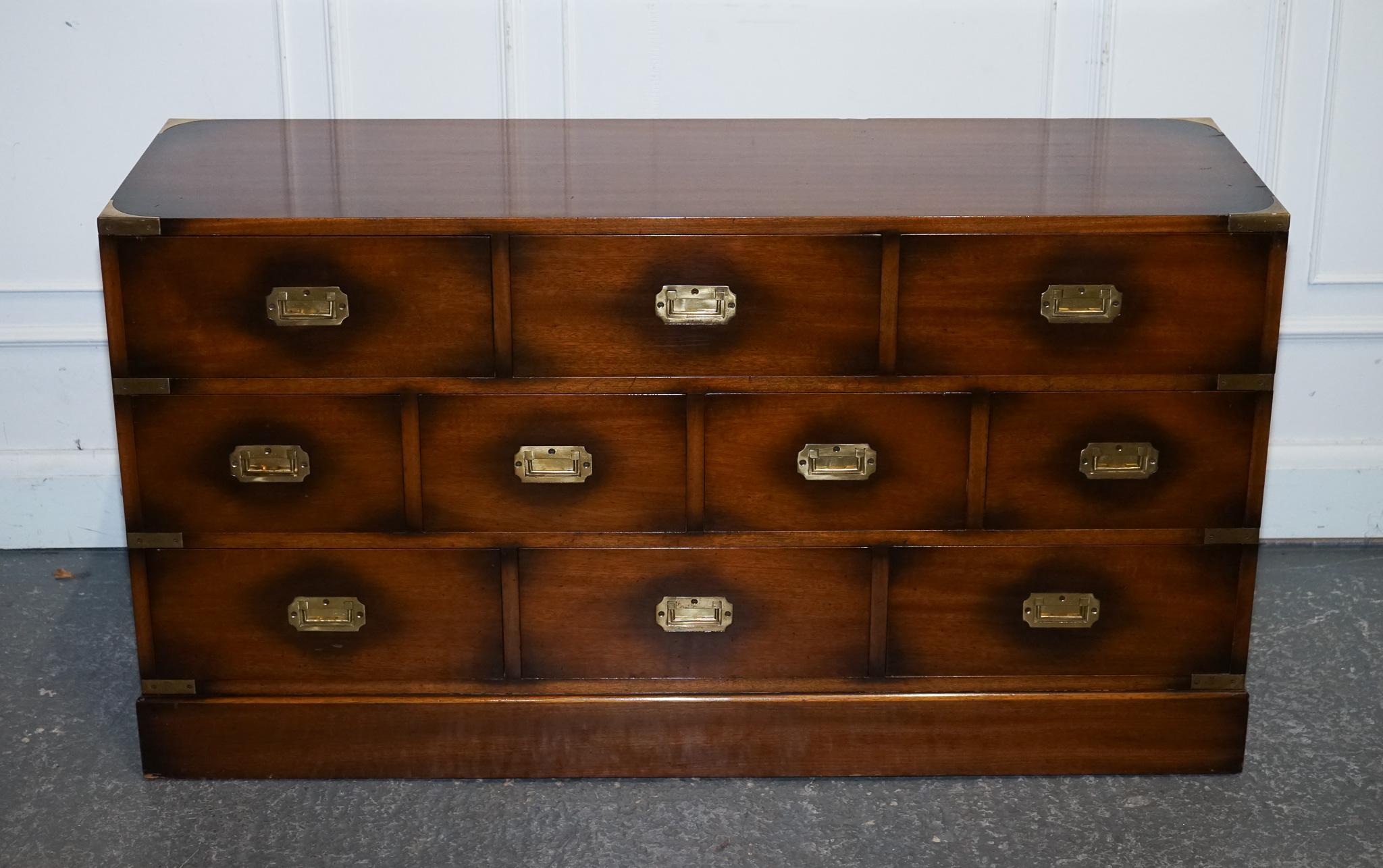 
Antiquariato di Londra



Una bella e funzionale credenza da campagna realizzata a metà del XX secolo da Jansen of London. Questo elegante pezzo è caratterizzato da un finto design con tre cassetti profondi che danno l'illusione di una cassettiera