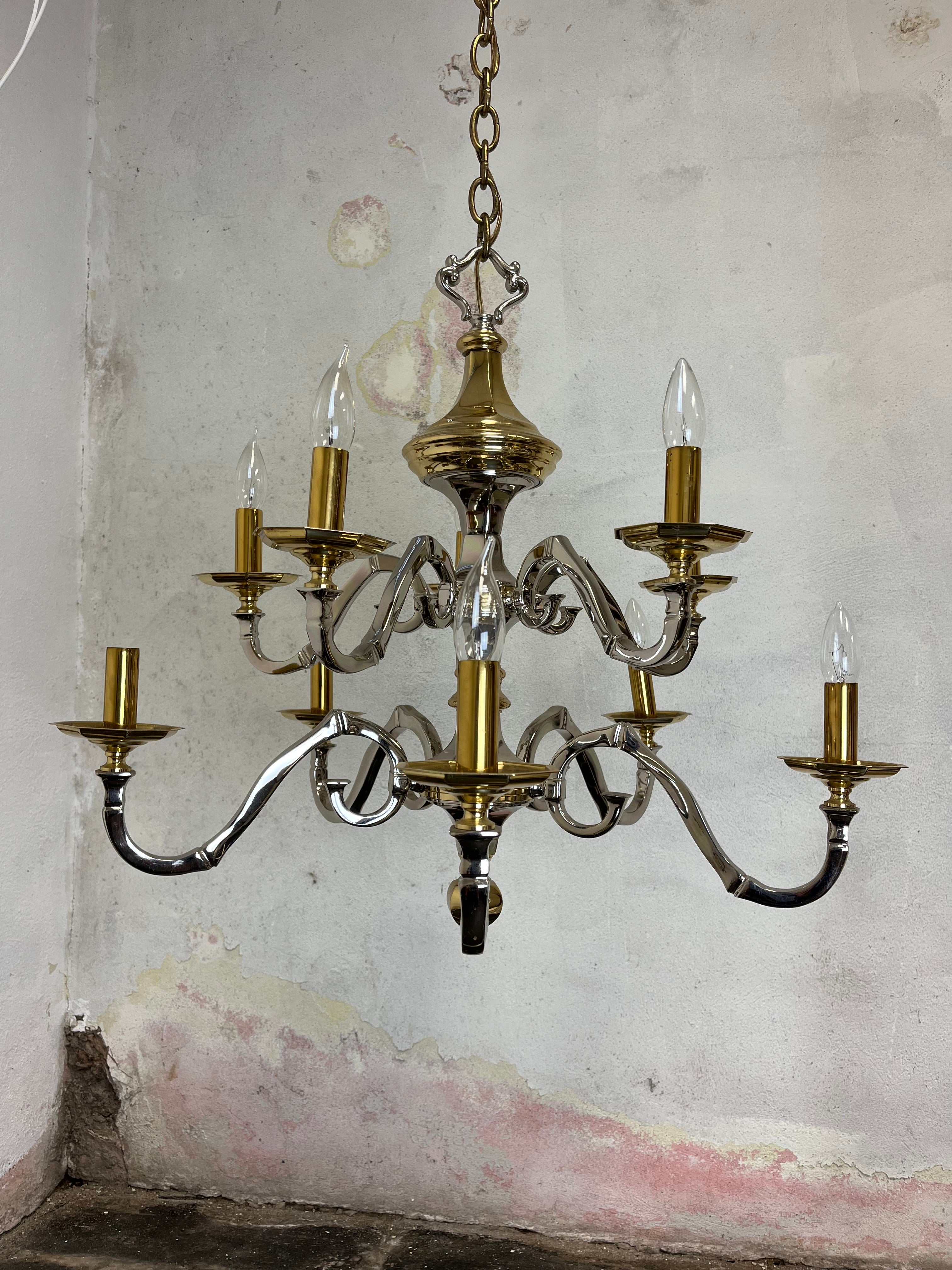 Bellissimo lampadario in ottone e cromo con dettagli eccezionali. Lampadario a 10 bracci con spessi bracci in finto bambù moderno, bobeches ottagonali in ottone e copricandele in ottone. Impressionante cornice centrale con bande di dettagli pesanti