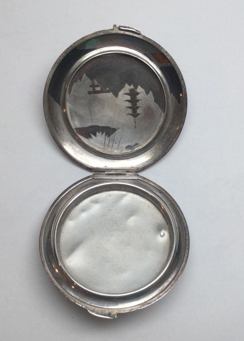 Vintage Japan Sterling Silver Two-Tone Damascene Powder Compact In Good Condition In Washington Depot, CT