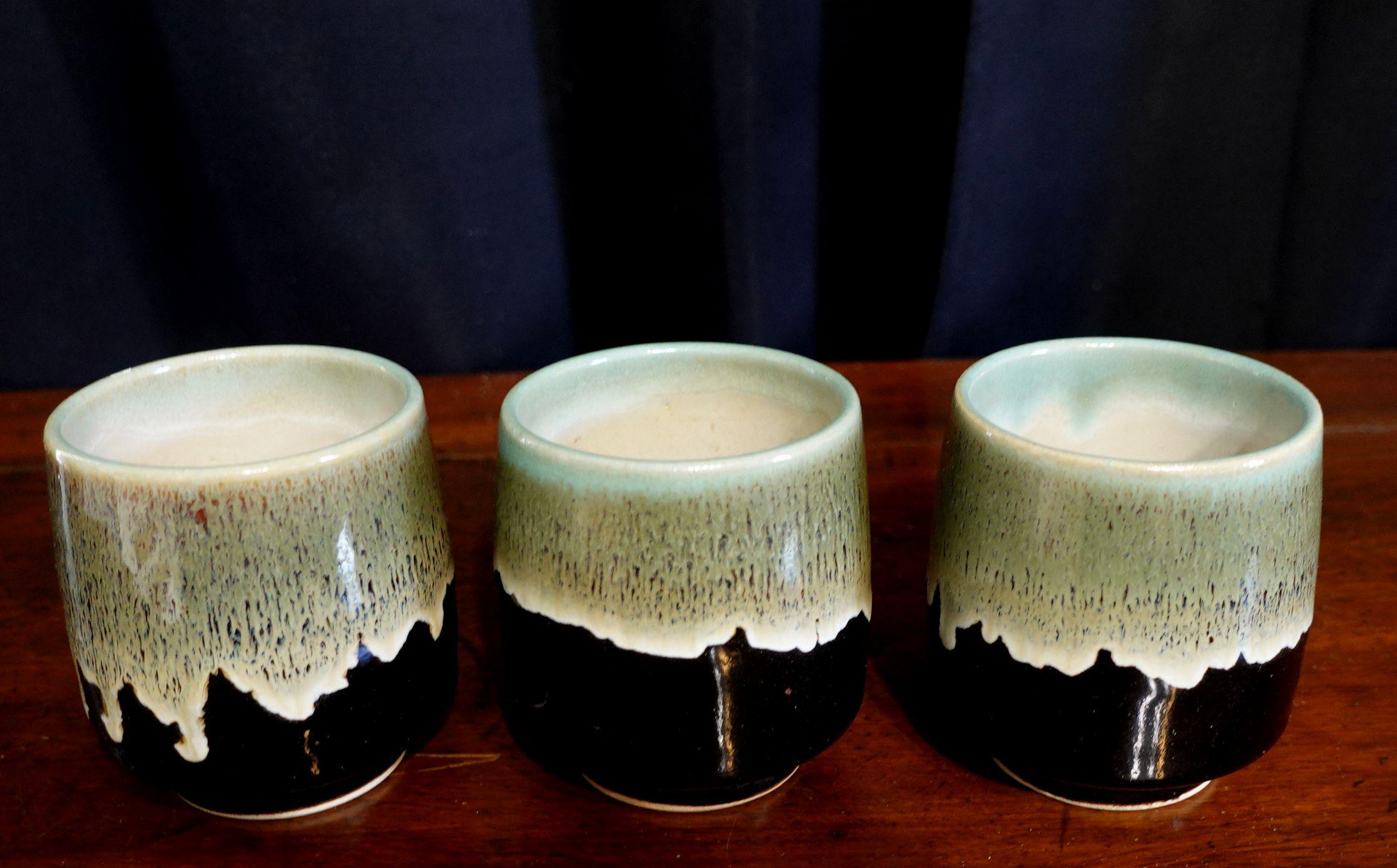 Vintage By 3 tasses à thé japonaises en poterie d'atelier du milieu du siècle.
En bon état d'origine et tout juste trouvé dans l'entrepôt, jamais utilisé auparavant.